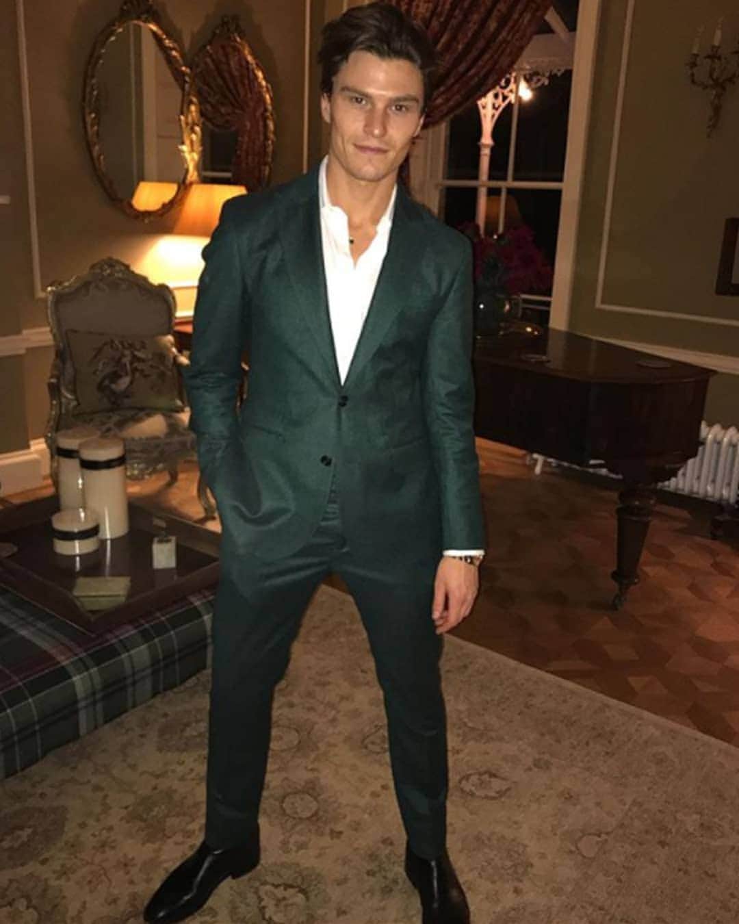 ハーディエイミスのインスタグラム：「@Oliver_Cheshire wearing a Hardy Amies suit. For a similar modern evening look, team slim-fit tailoring with a white shirt but leave the top 2 buttons undone. You can also swap your Oxfords for trainers. #HardyAmies #SavileRow #OliverCheshire」