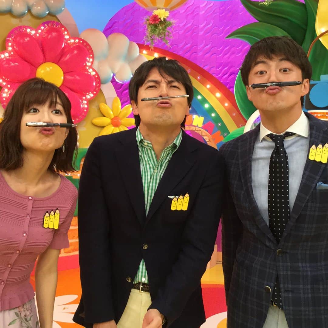 日本テレビ「ヒルナンデス！」さんのインスタグラム写真 - (日本テレビ「ヒルナンデス！」Instagram)「ゴールデンまなびウィーク水曜日は桝太一先輩がヒルナンデス！のスタジオに💗師匠を挟んでスリーショット。あれなんだこの人たち変顔やってる🤪いやいやコレはまなびウィークの決めポーズ。わかった人はかなりのまなびツウ^_^ちなみに黄色い鉛筆はまなぶくん。(c)日本テレビ #ヒルナンデス #まなびウィーク #ZIP #笑コラ #鉛筆を鼻の下に挟むって結構大変 #みんなできるかな #桝太一アナ #梅澤廉アナ #滝菜月アナ #まなぶくん」5月3日 3時17分 - hirunandesu_ntv_official