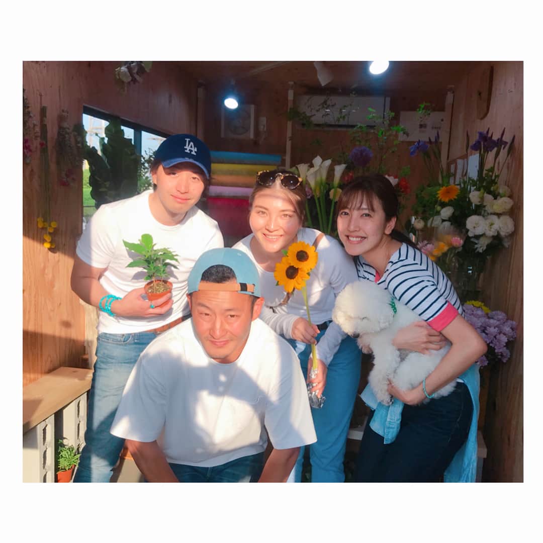 小澤陽子さんのインスタグラム写真 - (小澤陽子Instagram)「in private❁ 『お花のように優しい人🌼』と言われていた、立派な店主。。 News! 幼稚園からの幼馴染が、お花屋さんになっていました！！😂💐✨ * * #Surpriiise!!!!! #大好きなひまわり🌻をおまけしてくれた😍 #adorable #sunflower  #部屋がパッと明るくなる #お花パワー🌸 #これで部屋がしばらく元気💛 #友人の目が黄色くてひまわりみたい👁🌻 #幼少期の夢はお花屋さん💐  センス🙆🏼‍♀️可愛くて、人のためなら何でもと融通効いて、ドライフラワーも頼んじゃいました！(笑) ARIGATO ☻❤︎ ⚽️🏃‍♂️⚾️🎻」5月3日 4時44分 - yoko.ozawa729