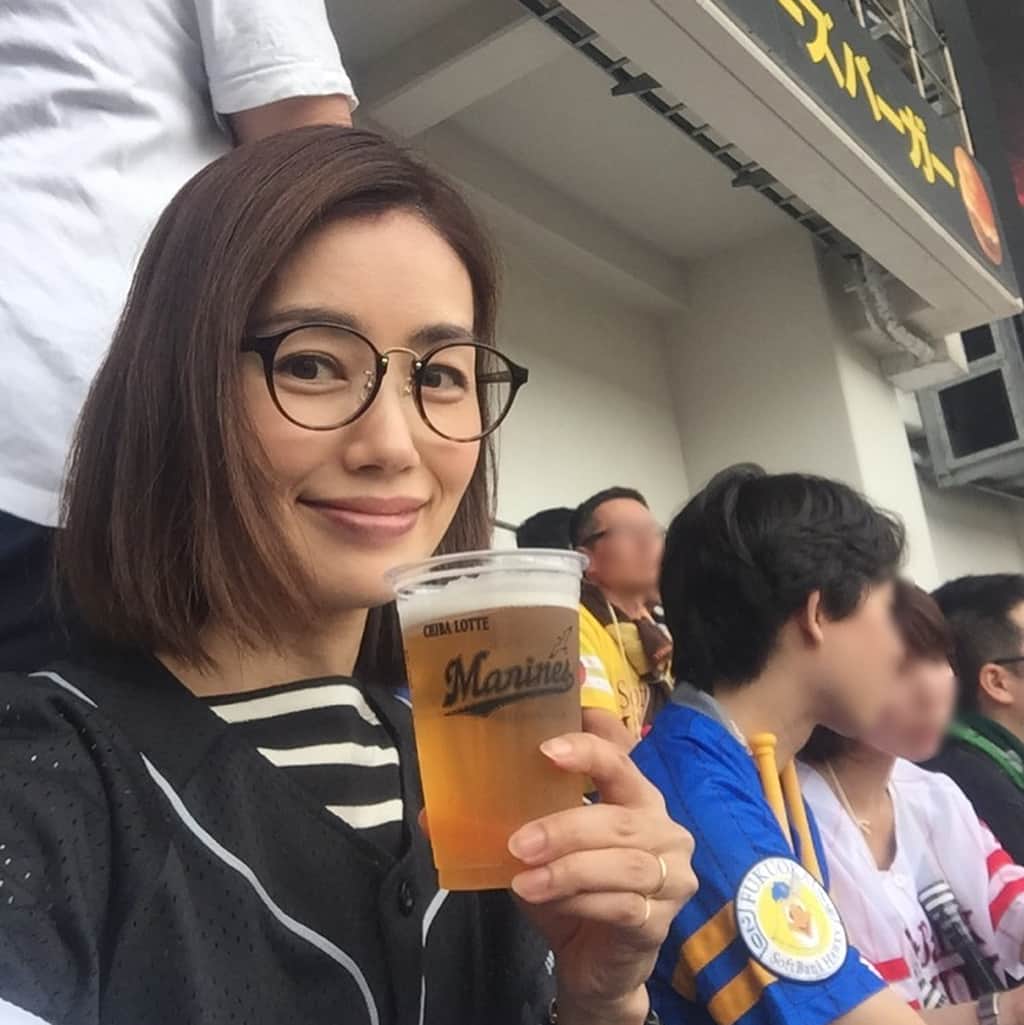 のインスタグラム：「* 今日は @softbankhawks_official の 応援に ZOZOマリンスタジアムへ⚾️ * ビールが美味しい🍺 * #ブログ更新しました  #プロフィールにブログのリンク貼ってます * #softbankhawks  #福岡ソフトバンクホークス  #lottemarines  #千葉ロッテマリーンズ  #zozoマリンスタジアム  #gw」