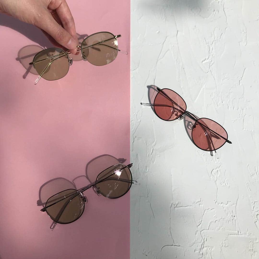 Zoff Officialのインスタグラム：「🕶💗 GWも後半戦に突入！ 外に出るのが心地よい時期、思いっきり楽しみたいですね。 カラーレンズサングラス 上 🕶ZP182G08_57E1 ¥5,400(税込) 中 《ルミネ限定商品》 🕶ZO182G07_14F1 ¥5,500(税込)  下 《ルミネ限定商品》 🕶ZO182G05_43F1 ¥5,500(税込) . #fashion #sunglasseslover #eye#eyewear#eyewearstyle #sunglasses#sunglassesfashion#sunglasses😎#🕶#👓#😎 #メガネ#メガネ女子#メガネ男子 #サングラス#optical #ゾフ#zoff #colorlens」