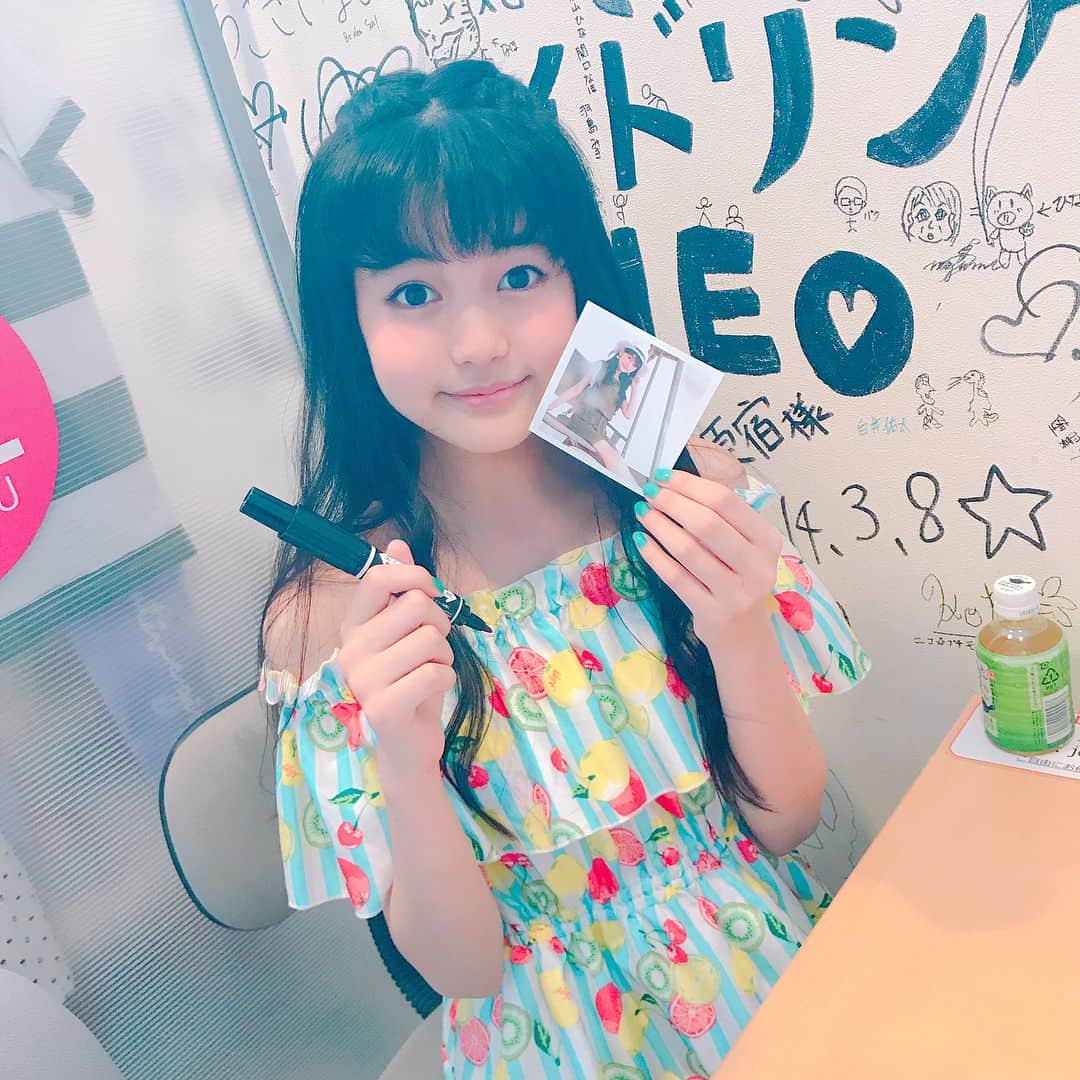 ニコ☆プチのインスタグラム：「原宿では12:15からリン＆サアヤに会えるALGYイベント！ ただいま一生懸命サイン中♡ ゴールデンウィークの思い出にぜひ来てね！！ #ニコプチ #高田凛 #中村紗亜也 #algy  #ソラド原宿」