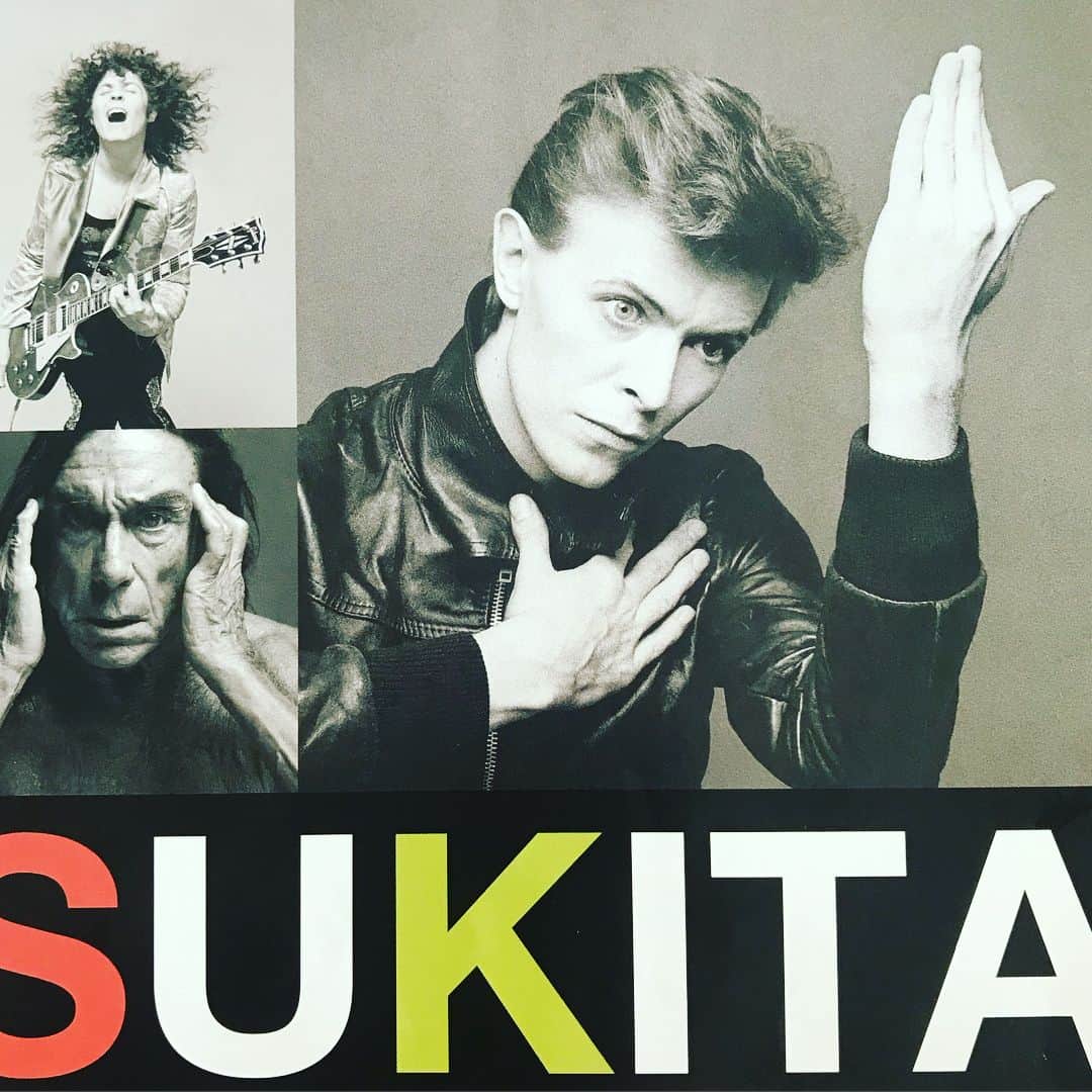 のインスタグラム：「#sukita刻まれたアーティストたちの一瞬 #SUKITA #写真家#鋤田正義 氏の #ドキュメンタリー映画  先日#試写会で観てきました🎬  #5月19日からロードショー #デヴィッドボウイ#イギーポップ#マークボラン #布袋寅泰  さん #YMO#ジムジャームッシュ#忌野清志郎さん などなど #音楽好きには見逃せない #優しく穏やかな人柄 #一瞬を見逃さない鋭さ #カメラマンと被写体との関係#セッション 撮られる仕事をしている私にはとても刺激的でした❣️ #大御所ですが #常に進化してる👍 #好奇心旺盛  #いい意味でのミーハーあること #これ私も共感する #若さの秘訣 #一生勉強一生青春 💚 . 帰ってきて映画の感想を興奮しながら主人に伝えたら 「オレ、何回か撮ってもらった事あるよ〜」って😳 えー❣️#裏山C  それが#カズン💿」