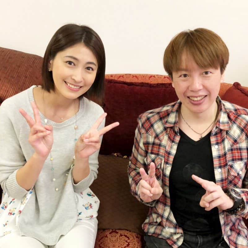 長谷部瞳のインスタグラム：「昨日2018/05/02は小倉義人先生のサロン、ボディコントロールファクトリー(BCF)10周年の記念日🎂 初年度から通っている私としては 、こんな節目の日に立ち会うことが出来て嬉しすぎでした😌💗 ・ 小倉さんからは、筋肉のつき方の癖を無くして体型のバランスを整える「ハビットコントロール」を教えてもらっています🍀 無意識に足の太くなる歩き方、お腹が出てしまう姿勢でいる人って多いですよね🚶‍♂️ ・ 有名エステティシャンにも教えているくらい美容目的としてもすごい技術なんですが、故障したスポーツ選手の身体の使い方を一新して、怪我をする前より動けるように調整したりも出来るんですよ⚽️ 医療従事者向けによりよい治療方法を広めていらっしゃるんです。 ・ どんどん進化を続ける小倉さんの理論、10年目のBCFのこれからを応援しております✨ 改めまして、おめでとうございます🍾㊗️ これからもお世話になります！😉 ・ ・  #小倉義人 #BCF #ボディコントロールファクトリー #ハビットコントロール #10周年記念 #おめでとうございます🎉」