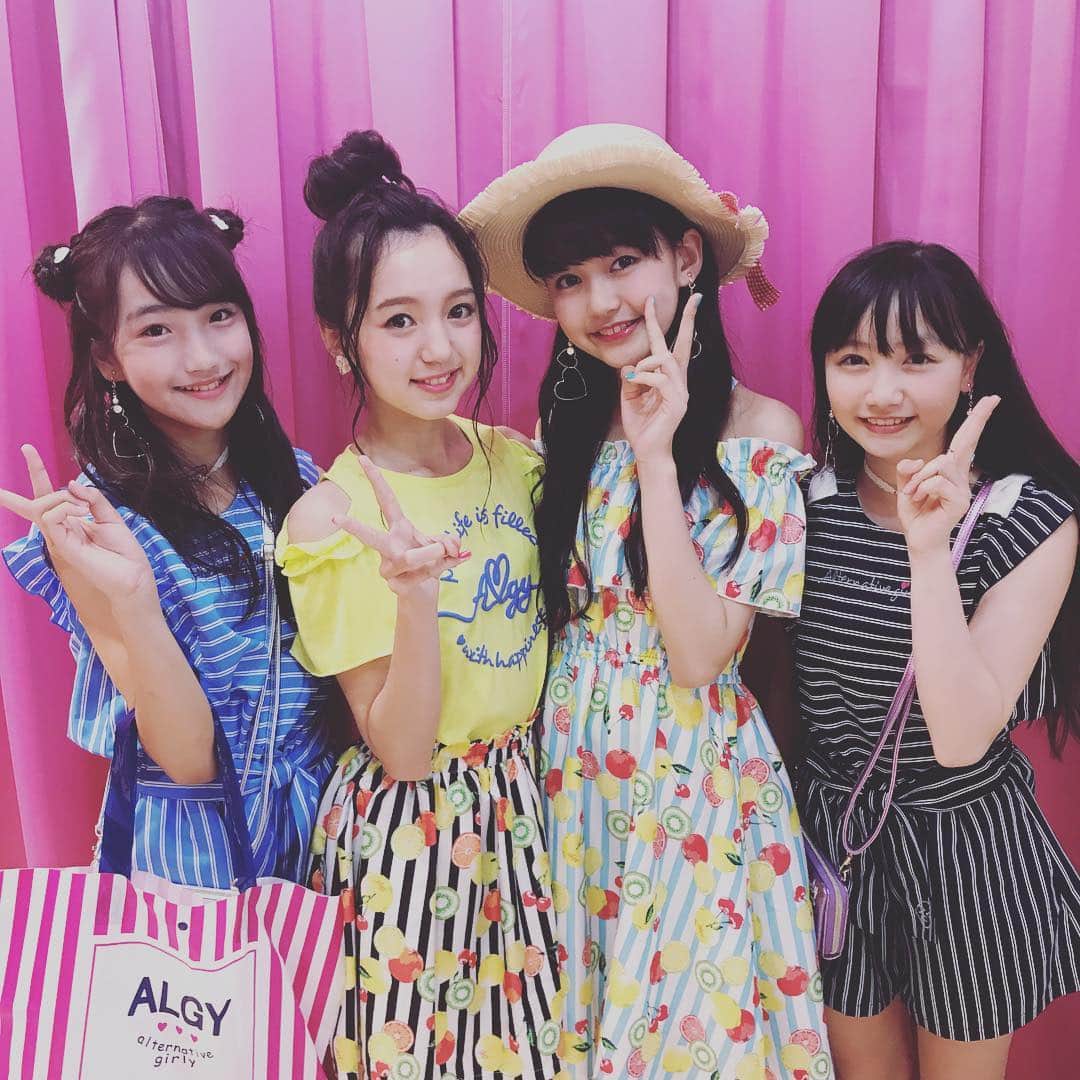 ニコ☆プチのインスタグラム：「まもなくアルジーイベントスタートです☆  夏らしいフルーツ柄とストライプのさわやかなコーデ♡  今日はアルジーガールのサトミとアオイちゃんも来てくれたよ！ #ニコプチ #高田凛 #中村紗亜也 #聡美 #algy」