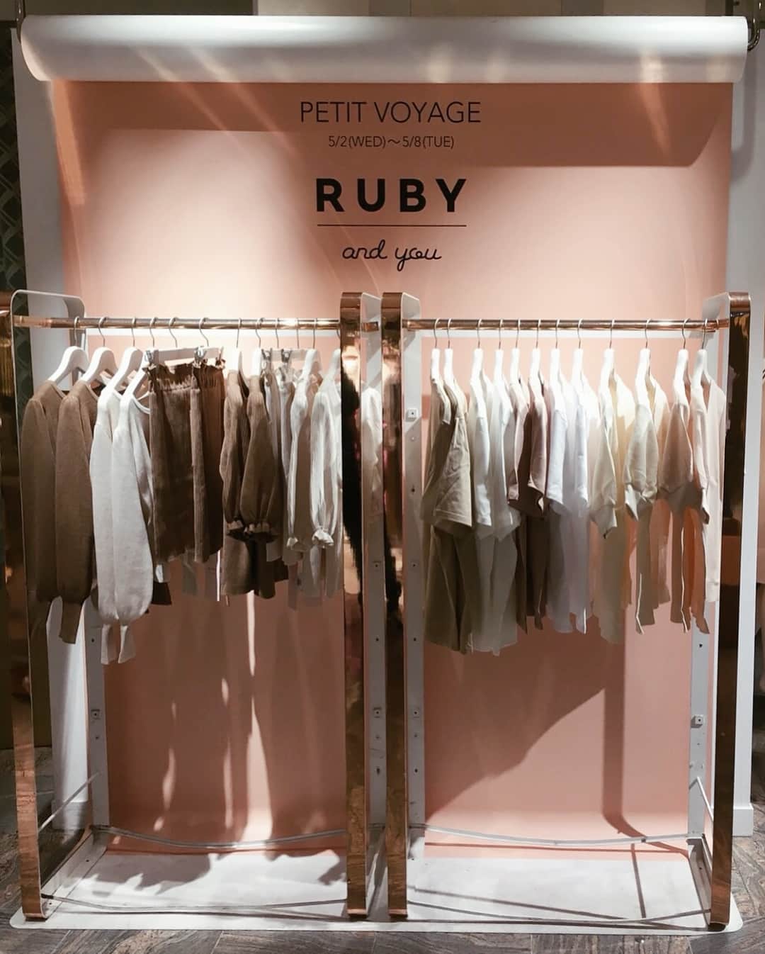 AMOさんのインスタグラム写真 - (AMOInstagram)「@ruby_and_you 新宿伊勢丹での POP UP SHOP. 初日の昨日！ お越しくださった皆様ありがとうございました✨ わたしも夕方に店頭の様子を見に行ったのですが RUBYの服を着てお買い物に来てくださっている方もたくさんいらっしゃって、もうそれは本当に嬉しい光景でした。😍 ふだんはWEBでのみ展開しているRUBYにとって、 POP UPは商品を実際にご試着していただいたり、 手に取って見ていただける貴重な機会。 来週火曜日まで開催していますので、新宿方面へお越しの際は、ぜひぜひお立ち寄りください🎪🌹 6日 日曜日のイベントで皆様にお会いできることも、 わくわくドキドキ。とても楽しみです！」5月3日 13時12分 - amo_whale
