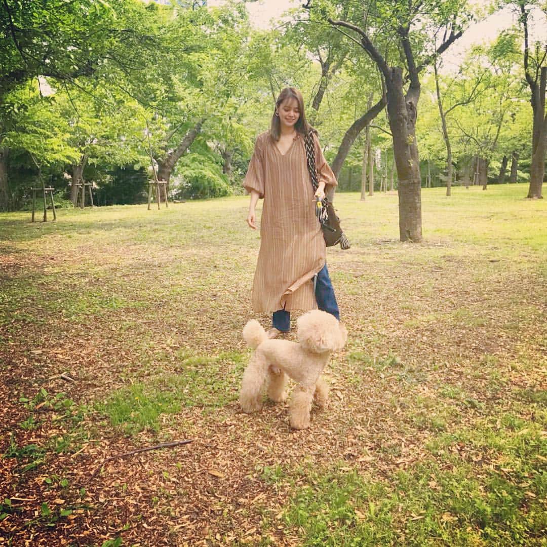 岸本セシルのインスタグラム：「富山県は良い公園が沢山で、 @kishimoto_toto  も大喜び🐶❤️🌳 あたたかくなってサラッと着れるようになってほしい @shikica_kiira  のワンピースに、この間GETしたbag🌞 @wayuubagsjapan  最近買った物が、ほぼほぼブラウンなんだ😂 気分なんだねー😝！」