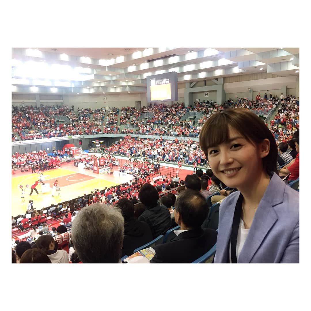 宮司愛海さんのインスタグラム写真 - (宮司愛海Instagram)「きのうは、とある取材終わりで久々のBリーグ✨ 今節大注目のカード、川崎対千葉戦を観に行きました！ 千葉は地区優勝のかかった1戦、そしてそれを阻止する川崎。さらに川崎はファジーカス選手帰化後初めての試合。絶対に自分の目で、生で見たかった1戦です。 . ...それにしてもジェッツブースターの皆さんの熱！💥 試合を見に行くたびどんどん高まっている感じがして、わたしも熱くなってしまいました！ . 今月末はいよいよファイナル。Bリーグ2年目の王者はどのチームになるのでしょ〜...！ . #千葉ジェッツ #川崎ブレイブサンダース #Bリーグ #千葉ポートアリーナ #入場者数 #6036人 ！」5月3日 15時27分 - manami_miyaji