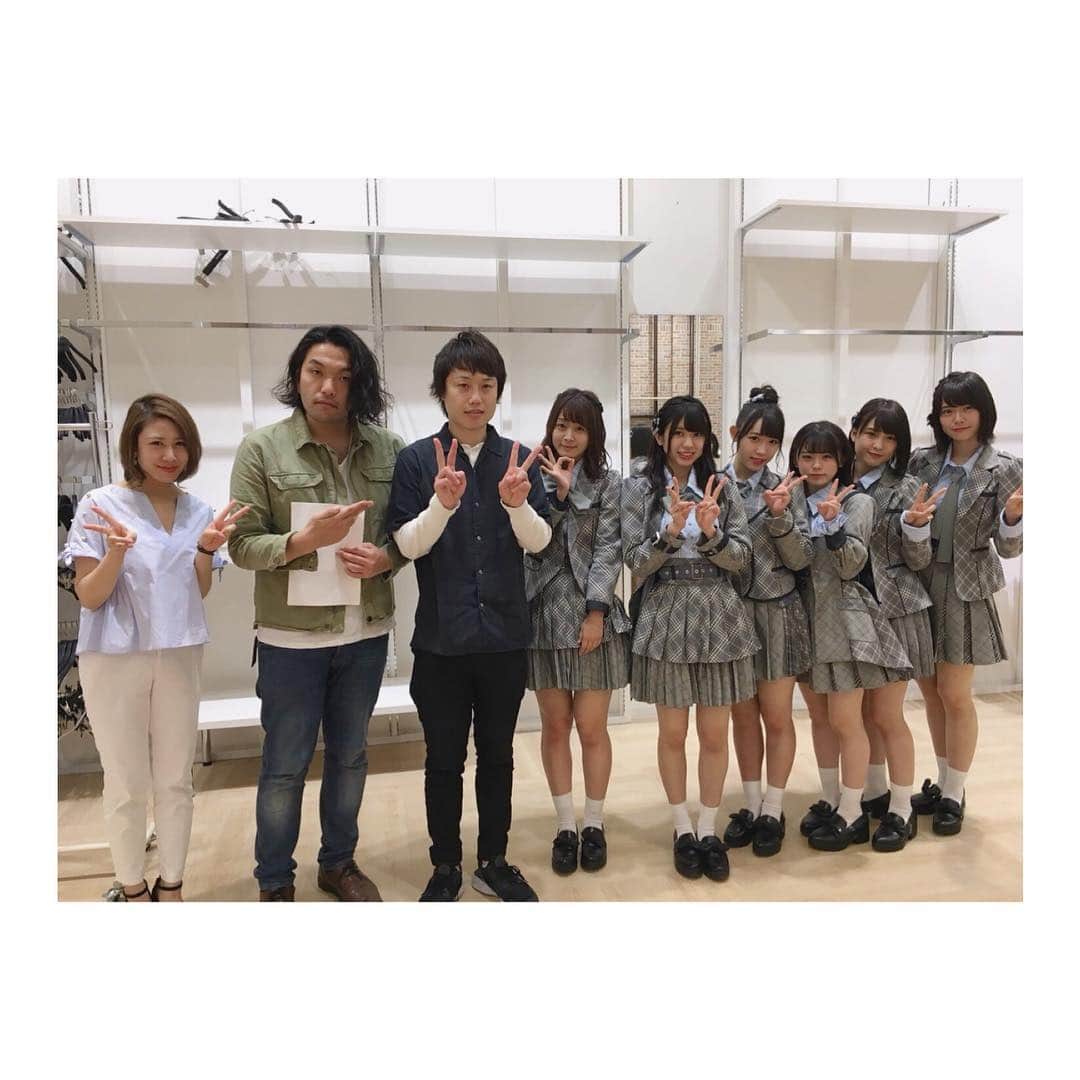 DJ みぃのインスタグラム：「『FM OH!よしもとラジオ高校〜らじこー GWおでかけ企画 AKB48 in イオンモール高の原11周年祭スペシャル！』！！お越しくださった皆さんありがとうございました✨AKB48 チーム8から小田えりなさん、太田奈緒さん、山田菜々美さん、山本瑠香さん、大西桃香さん、濱咲友菜さんに来ていただきました！まさかの恋するフォーチュンクッキーも一緒に踊れて感激でした😂💓今度はスタジオにも遊びに来てくださいね☺️そして！イオンモール高の原さんも１１周年おめでとうございます㊗️🎉 #らじこー #見取り図 #みぃ #akb48 #小田えりなさん #太田奈緒さん #山田菜々美さん #山本瑠香さん #大西桃香さん #濱咲友菜さん #イオンモール高の原 #11周年 #差し入れやお手紙もありがとうございました」
