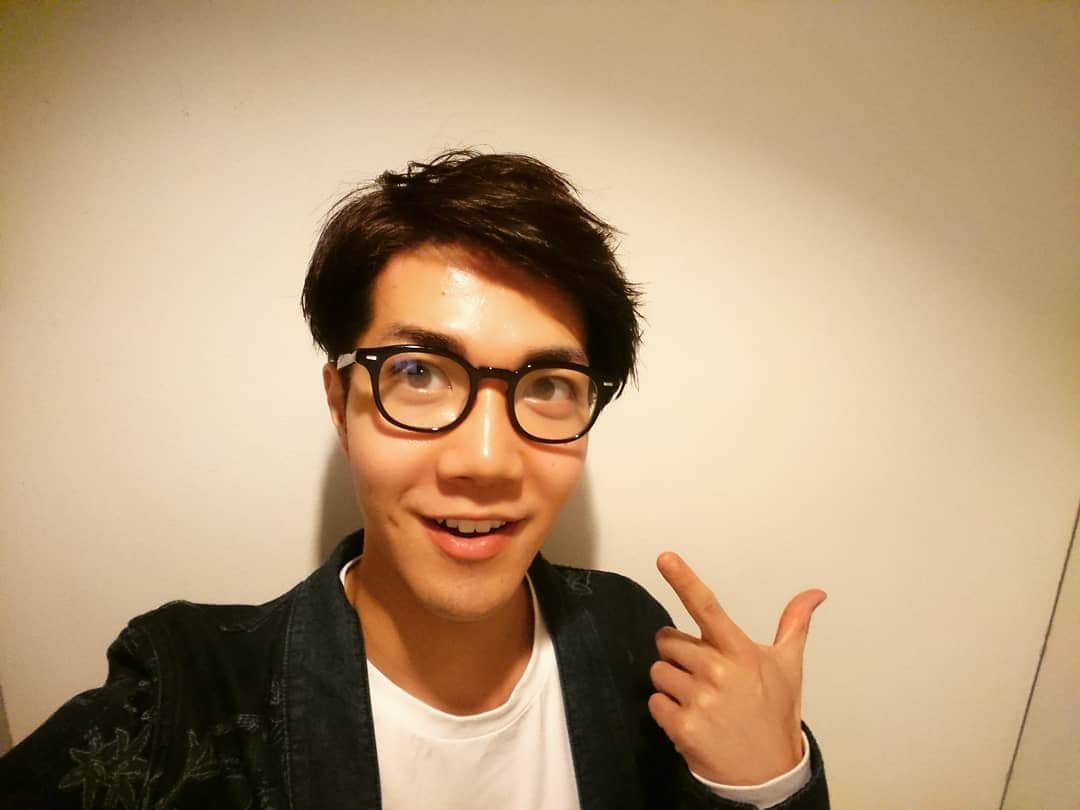 中澤卓也さんのインスタグラム写真 - (中澤卓也Instagram)「中澤変身、ちょっと夏っぽくなったでしょ。そんなに長さは変わってないんだな～、ヘアワックスの不思議。森さん、今日もありがとうございましたm(__)m #変身 #カット #夏っぽくなった #長さは変わってない #ヘアワックスの不思議 #メガネ男子 #最近のお気に入り #彼岸花の咲く頃 #中澤卓也」5月3日 17時29分 - takuya_nakazawa.118