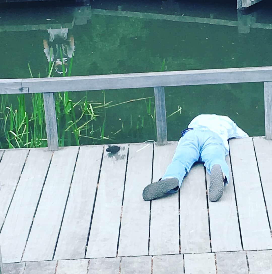 南條庄祐（すゑひろがりず）のインスタグラム：「男性が倒れてる、、、と見せかけてザリガニ釣り #多摩川台公園 #多摩川浅間神社」