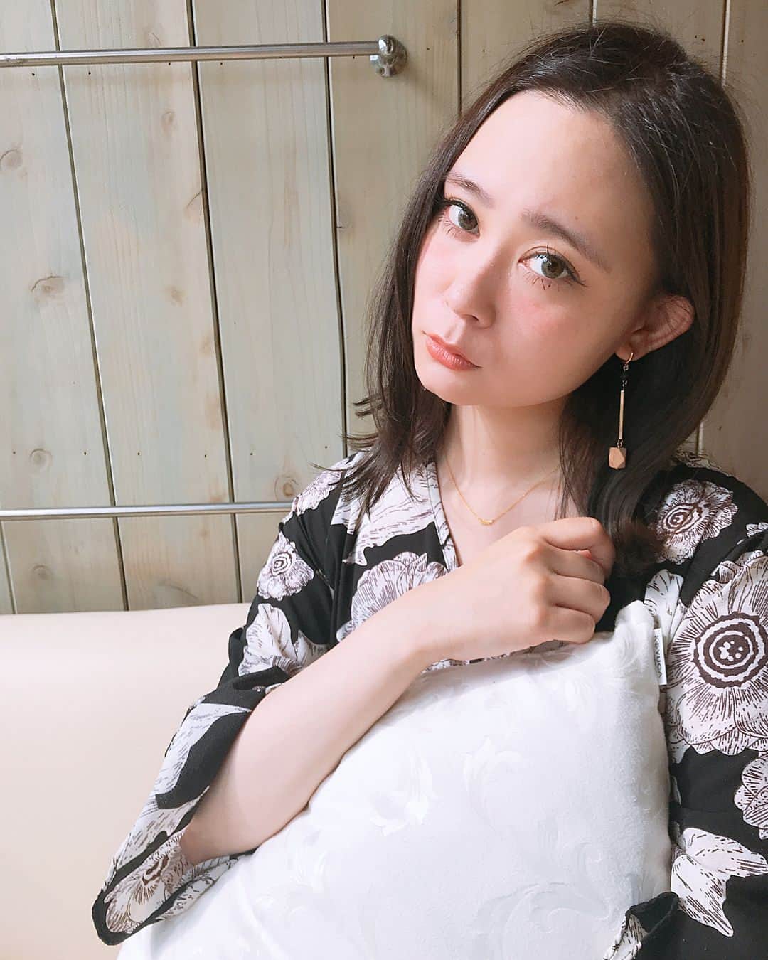 本田しおりのインスタグラム：「髪庵ゆかしでメンテナンス  カラートリートメントしてきました  最近はオーダーなしw 暗めでも雰囲気のあるカラーにしていただいてます。 たくみ先生いつもありがとう^ ^  #デコ広過ぎじゃね？ #髪庵ゆかし @takumi_kanbayashi」