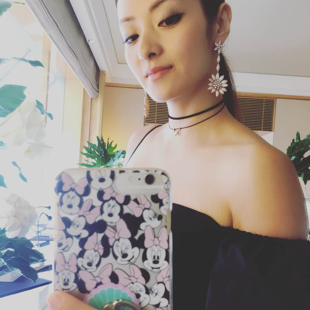 畑田亜希さんのインスタグラム写真 - (畑田亜希Instagram)「Mio ちゃんとこで可愛いjewelry オーダーしたよ〜😍💍💕🦋🐝この揺れるピアスも可愛かった🌼  #2018 #SG #ritzcarlton #Bijou de M #mioharutaka」5月3日 18時12分 - akihatada