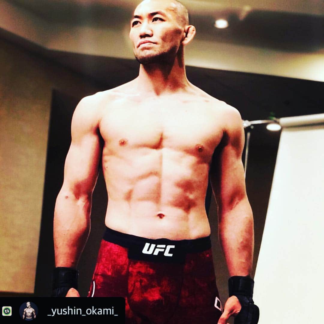 のインスタグラム：「5月9日(水)20時〜22時まで、EXFIGHTジムで男性限定の体験会を行います！ 講師は岡見勇信！  岡見がこれまで経験してきたことを包み隠さずにお伝えします！  自分もサポートで参加します。  格闘技未経験者の方大歓迎！ 格闘技に触れたことがない方、興味はあっても実際には体験したことがない方も、この機会に是非ご参加ください！  経験者の方には、必要に応じて、テイクダウンの流れや四つ組、抑え込み方など格闘技のコアな部分もお伝えます。  どのような方でも、お気軽にお越しください！  詳細は下記の通りです。  お待ちしています！  会員様でなくてもご参加OK ！！！ 【岡見勇信による男性限定体験会開催決定】 お電話にてご予約お待ちしてます！！ 先日、超満員となった総合格闘家 岡見勇信のクラスがパワーアップし 男性限定「総合格闘技初心者クラス体験会」を 特別開催します！！ 強くなりたい！ 格闘技の本質や技術を深く知りたい！など 男の本能である「強さ」を求める方に対応できるよう 今回限り！男性限定で体験会を行います！  総合格闘技はあらゆる動きを取り入れているスポーツです。 パンチ、キック、投げ技、関節技、ステップなど多種多様な動きがあり、 制限なく自由に楽しみながらトレーニングできるのが総合格闘技、 MMA（Mixed Martial Arts）！！ 格闘家として世界中のMMAトレーニングを目にし、経験してきた岡見勇信が 培ってきたスピリット、そしてそれに基づくトレーニングを余すことなくお伝えします！ 【開催日時】 5月9日(水) 20時から22時 【費用】 会員様⇒無料 非会員様⇒￥3,240 ※非会員の方は、当日EXFIGHTにご入会で 全額キャッシュバックいたします！ 【予約方法】 会員、非会員問わずお電話にてご予約を承ります EXFIGHT（03-5457-1013）  ０から総合格闘技を 楽しんでみたい初心者の方 大歓迎です！ どうぞご期待ください！  #UFC #EXFIGHT #YushinOkami  #岡見勇信  #MMA #体験会 #格闘技 #トレーニング #アンダーアーマー #グラップリング  #四つ組 #テイクダウン #抑え込む #削る #マウントキープ」