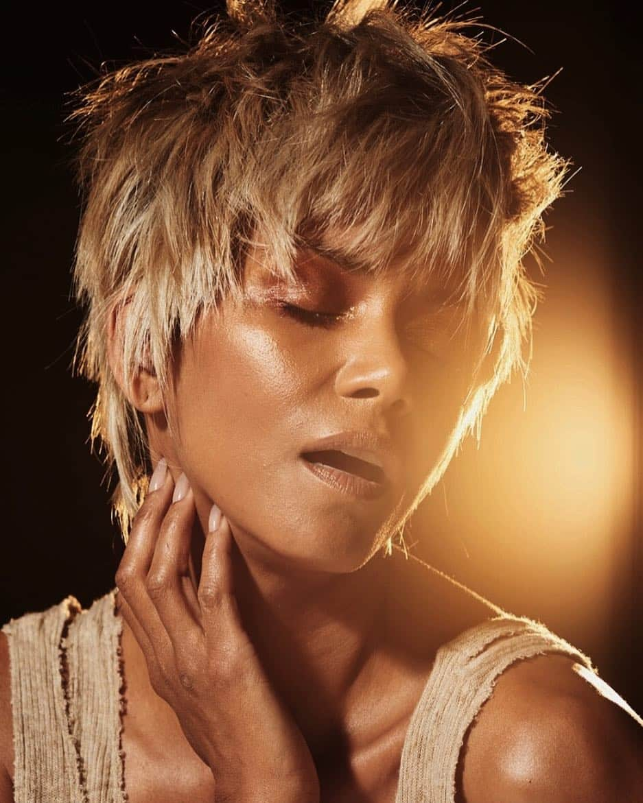 ハル・ベリーさんのインスタグラム写真 - (ハル・ベリーInstagram)「At work last month when I went short for a minute ✨ #tbt」5月4日 4時19分 - halleberry