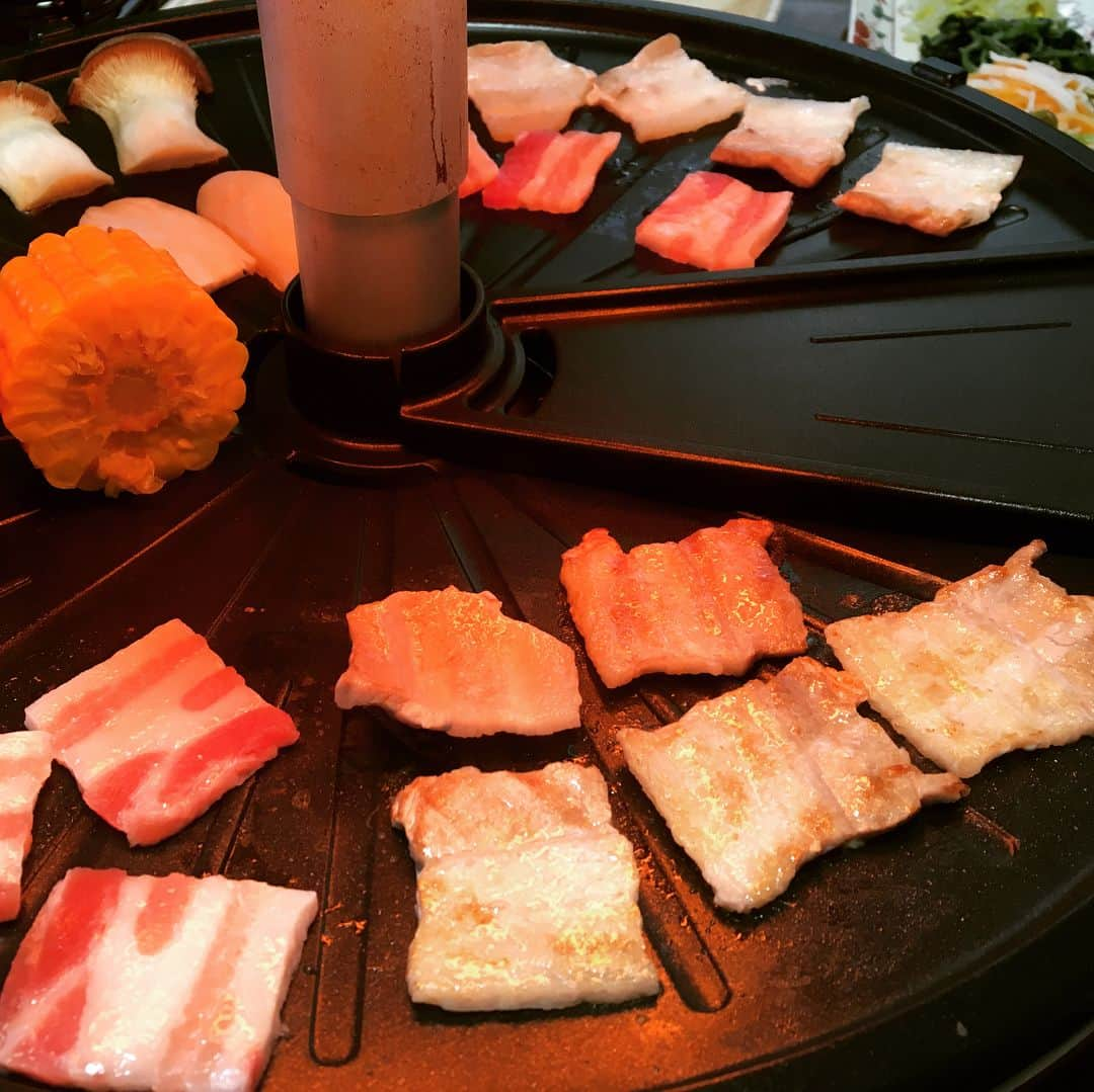 柳野玲子さんのインスタグラム写真 - (柳野玲子Instagram)「先日、かおりん宅にて手料理をいただきました(*^^*)💕手作りジェノバソースで自宅でも色々アレンジ♪ #末川かおり ちゃん #ホームランチ #手料理 #料理上手 #サムギョプサル #美味しかった #女子力高い #日本酒 #ジェノバソース #パスタ #スパークリングワイン」5月3日 19時53分 - yanaginoreiko