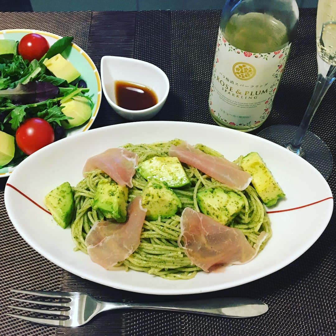 柳野玲子さんのインスタグラム写真 - (柳野玲子Instagram)「先日、かおりん宅にて手料理をいただきました(*^^*)💕手作りジェノバソースで自宅でも色々アレンジ♪ #末川かおり ちゃん #ホームランチ #手料理 #料理上手 #サムギョプサル #美味しかった #女子力高い #日本酒 #ジェノバソース #パスタ #スパークリングワイン」5月3日 19時53分 - yanaginoreiko