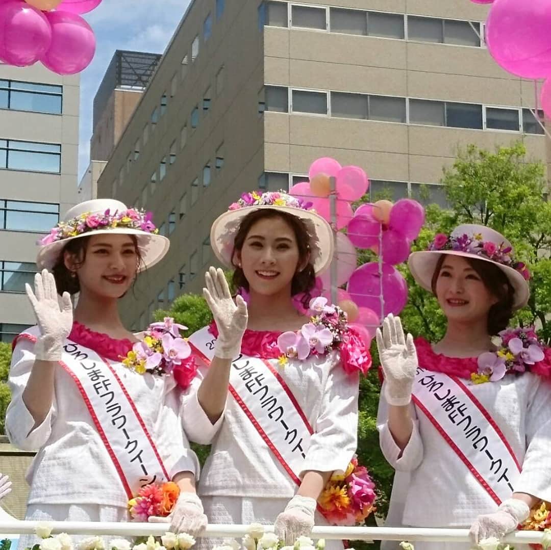 花田茉子さんのインスタグラム写真 - (花田茉子Instagram)「フラワーフェスティバル2018！ 無事1日目が終了しました💕 ・ ・ 天気はどうかなぁ〜と心配してましたが、、めちゃくちゃ晴れ！ 日差しが気持ちよかったですね😆💕 ・ ・ 今日は花車に乗って、たくさんの方にお声をかけて頂いて、、😢💕 緊張よりも、思い切り楽しんでいるなぁと、昨年とはまた違う気持ちで過ごすことができました💃 ・ ・ 明日、2日目は色々な場所に行きます😆💕 2017年のフラワークイーンではありますが、🤡見かけた方は手を振ってくださいね😂💕 ・ ・ ・ #フラワーフェスティバル#フラワー#クイーン#フラワークイーン#フェス#はなぐるま #花車#花#ヘアアレンジ#フラワーアレンジメント#ヘアメイク#hair#hairarrange #flower#queen#WSP#wsp広島#ウェルストンプロモーション」5月3日 22時10分 - makohanada_0719