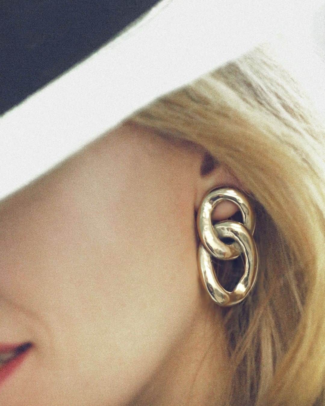 グーセンス パリのインスタグラム：「Have you met our iconic LHASSA earrings? . . . #goossens #jewelry #earrings  #brass #gold #fashion #lhassa  #yellow #classic #hat」