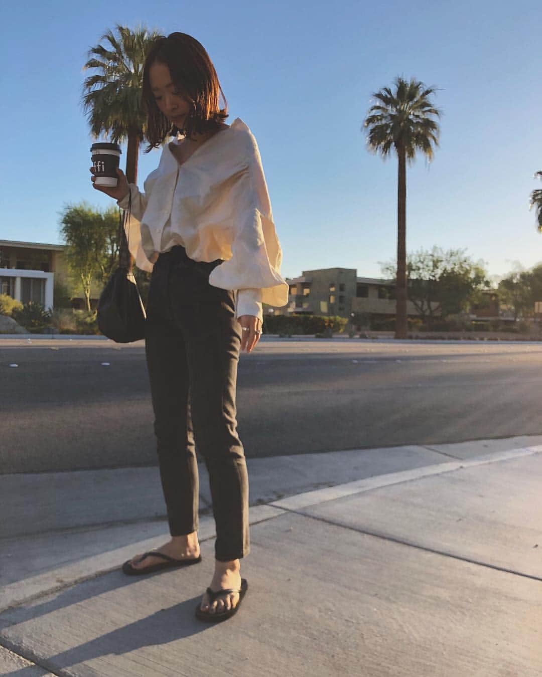 のインスタグラム：「これから遠出🚗 LAの朝は気持ちよすぎて大好き🕊💕 #LA #みなさまおやすみなさい😴 #ちょっと涼しいけどビーサン合わせ🤔🤙🏻 #chaostokyo#miho_LA」