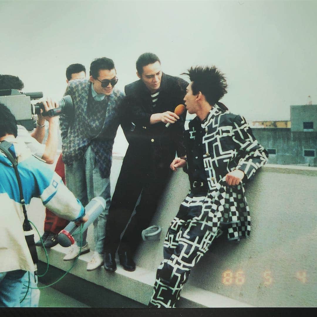 のインスタグラム：「写真を整理していたらまた懐かしい写真が出てきた。1986年5月4日。32年前の今日。珍しくヒムロックにマイクを向けられている。気の利いたジョークでも言えたのかな。今日は高崎のフェスGBGBに出演します。ふるさとで演るのはいつも感慨深い。群馬の皆さん、一緒に楽しみましょう。#布袋寅泰 #氷室京介  #高橋まこと #松井常松 #BOØWY #GBGB #高崎アリーナ #群馬 #rouge #wheniwasyoung #32yearsagotoday」
