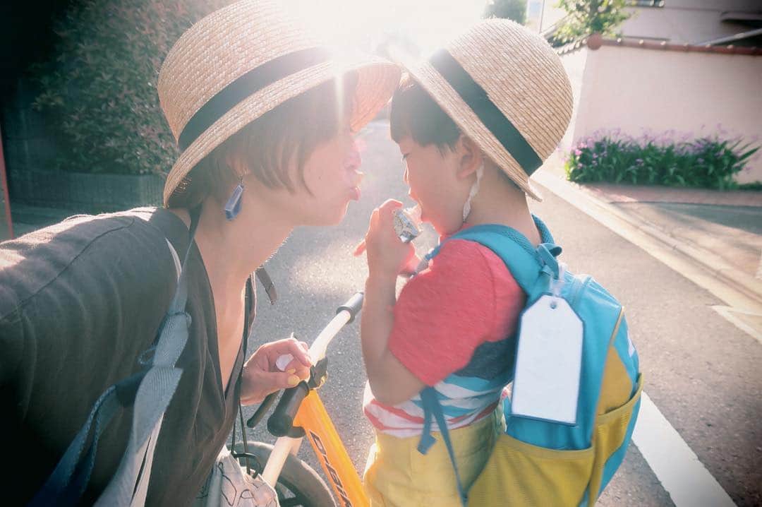 花盛友里のインスタグラム：「夕日が綺麗な時間に歩いていたら、 息子が 「綺麗だねぇ。夕方だねぇ。」 って言っててびっくりしちゃったわ。 “夕方”なんてどこで知ったのかなぁ。私たちがゆうのを覚えてたのかしら。 綺麗だなぁと思うものが似てて、とても嬉しくなる。 綺麗な空や、お花が大好きな息子くん♡ ゴールデンウィークたのしむぞー！」