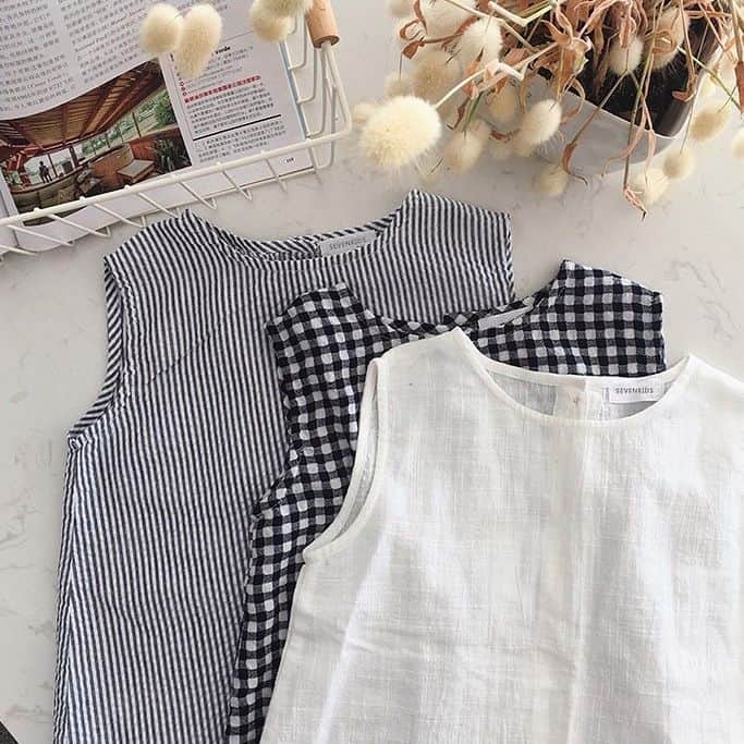 OmoteUraのインスタグラム：「. . back button long shirt🌼¥1800 . . . . #韓国#韓国子供服#子供服#韓国通販 #子供#こども#キッズ#女の子 #キッズ服#子ども服#親子#親子コーデ#fashion#kids#kidsfashion #dailylook#code#codenate #korea#korean#koreanfashion #koreangirl#koreankidsfashion #한국#한국아동복#아이린#어린이」