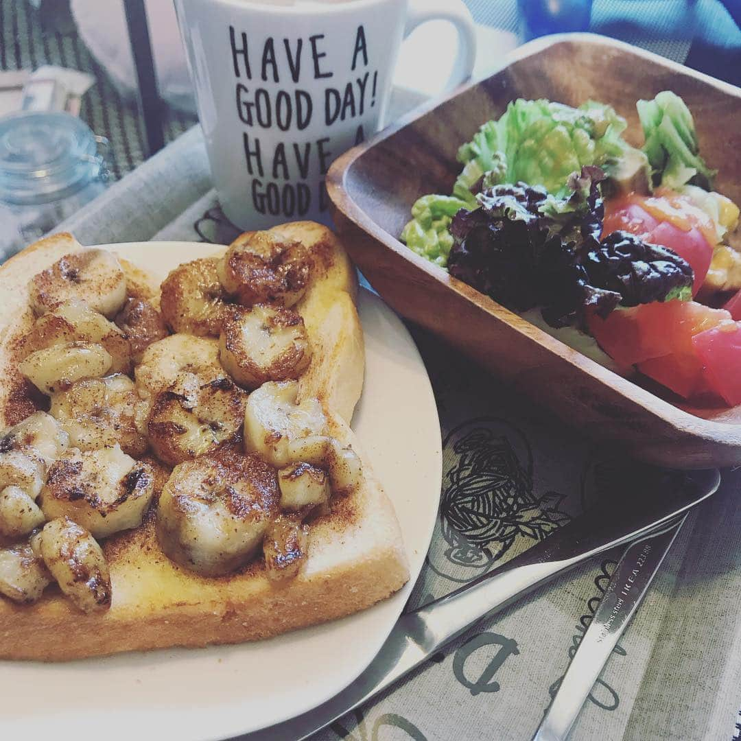 名倉かおりのインスタグラム：「GoodMorning☀️🌈 今日はシナモンバナナとオリーブオイルのしっとりトースト✨  #breakfast #banana #シナモン #バナナ #シナモントースト #朝食 #おしゃれ風 ＃たまにしかやらない #たまにだから写真を撮る」