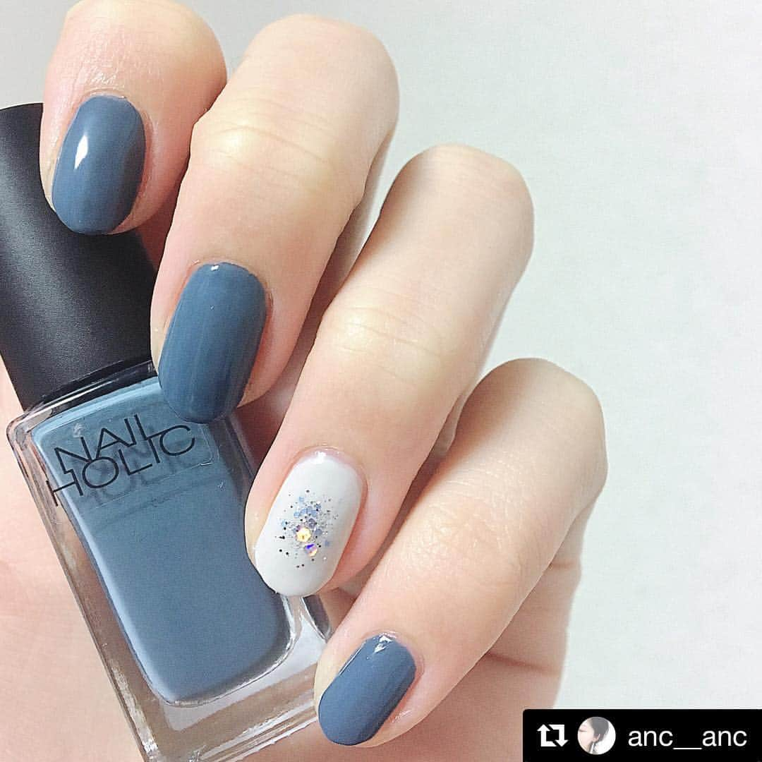 【PLANET NAIL（プラネット ネイル）】公式さんのインスタグラム写真 - (【PLANET NAIL（プラネット ネイル）】公式Instagram)「@anc__anc さん PLANET NAIL Cruise Line PLC10 瑠璃色のオーパーツ を使用したネイルアレンジのご紹介ありがとうございます💅 ・ #planet_jp  #Repost @anc__anc with @get_repost ・・・ . . New！💅🏻 . . 最近ネイルする時間があんまりなくて素爪でいたところ次々と折れてしまったので短くしました、、 伸ばしてたのに、、、 . まあでも長いのは長いので、短いのは短いので似合うデザインがあるのでショートの時にやろうと思ってた今回のネイル〜（ ˆ๐ˆ ） . お気に入りのネイルホリックのくすみブルーを使って、年明けぐらいにpostしたキャメルにホワイトにゴールドラメの色違いバージョンです！(笑) . . 𖤐 #nailholic #ネイルホリック #bl915 #smally #スメリー 309 アイス #planetnail #プラネットネイル #瑠璃色のオーパーツ . . . #セルフネイル #セルフネイル部 #ネイルサークル #スメリーネイル部 #nailholic_kose #くすみネイル #くすみブルー #ブルーネイル #シンプルネイル #キラキラネイル #ラメネイル #大人ネイル」5月4日 11時18分 - planet.jp