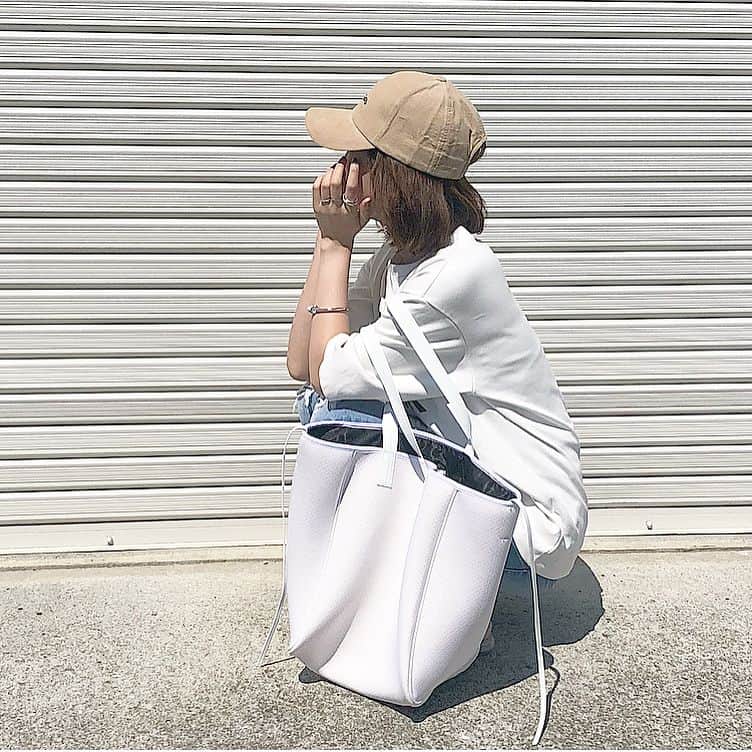 _rei_rei_27さんのインスタグラム写真 - (_rei_rei_27Instagram)「お気に入りのbag♡ q bag paris から picon というParis発の新ブランドが登場🇫🇷 @qbag_picon で チェックしてみてね⤴︎︎︎⤴︎︎◟́◞̀♡ ・ qbagシリーズは軽量で柔らかく耐久性に優れ、折り目がつきにくいウェットスーツに使われているネオプレーン素材を使っています♡♡ ・ ほんとに軽いしスタイリッシュでオシャレなのでお気に入りです♡♡ ストーリーにも載せてますのでチェックしてみてね⤴︎︎︎⤴︎︎ ・ このデニム👖実は旦那さんのです★*ﾟ 昨日大阪で買ったやつなんだけど形も綺麗で細身なので私も履けます♡♡ ・ 気に入ったから私も使わせてもらおっと♡ ・ さっ今日もお出かけ🚗💨 行ってきまぁ～す🙋‍♀️💕 ・ 👕 @jolielle_insta 👡 @__haibis_shop 👜 @qbag_picon  _____________________________________________________ #qbagpicon #paris #neoprene  #ママコーデ#ママファッション#カジュアル#シンプル#着回しコーデ #ponte_fashion #Locari#r_fashion #ロカリ#mamagirl #ママガール#mineby3mootd#ビュースタグラマー#chao_app#スニーカー#コンバース#converse#キャップ#キャップ女子」5月4日 11時48分 - chouchou_rei_rei