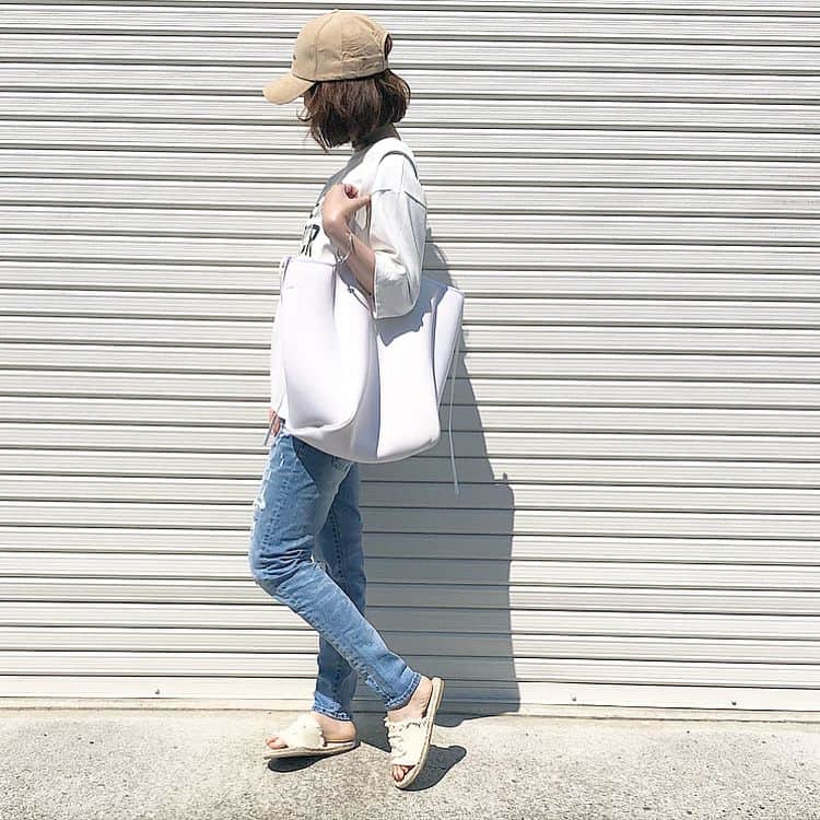 _rei_rei_27さんのインスタグラム写真 - (_rei_rei_27Instagram)「お気に入りのbag♡ q bag paris から picon というParis発の新ブランドが登場🇫🇷 @qbag_picon で チェックしてみてね⤴︎︎︎⤴︎︎◟́◞̀♡ ・ qbagシリーズは軽量で柔らかく耐久性に優れ、折り目がつきにくいウェットスーツに使われているネオプレーン素材を使っています♡♡ ・ ほんとに軽いしスタイリッシュでオシャレなのでお気に入りです♡♡ ストーリーにも載せてますのでチェックしてみてね⤴︎︎︎⤴︎︎ ・ このデニム👖実は旦那さんのです★*ﾟ 昨日大阪で買ったやつなんだけど形も綺麗で細身なので私も履けます♡♡ ・ 気に入ったから私も使わせてもらおっと♡ ・ さっ今日もお出かけ🚗💨 行ってきまぁ～す🙋‍♀️💕 ・ 👕 @jolielle_insta 👡 @__haibis_shop 👜 @qbag_picon  _____________________________________________________ #qbagpicon #paris #neoprene  #ママコーデ#ママファッション#カジュアル#シンプル#着回しコーデ #ponte_fashion #Locari#r_fashion #ロカリ#mamagirl #ママガール#mineby3mootd#ビュースタグラマー#chao_app#スニーカー#コンバース#converse#キャップ#キャップ女子」5月4日 11時48分 - chouchou_rei_rei