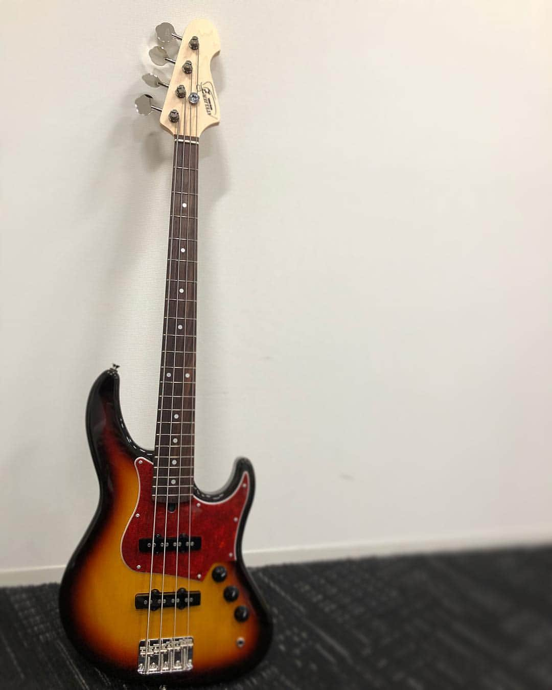 ハマ・オカモトさんのインスタグラム写真 - (ハマ・オカモトInstagram)「KenKenからステキな贈り物が。  KenKen Model  mini Bass "Buddy of Life"の ハマ・オカモトカラー！(サンバースト) ショートスケールのベース嬉しい！」5月4日 12時17分 - hama_okamoto