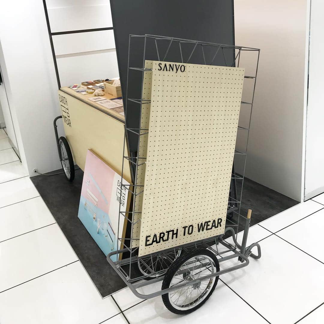 半田悠人さんのインスタグラム写真 - (半田悠人Instagram)「「earth to wear」new signboard  小さい屋台として看板制作！ #earthtowear」5月4日 12時35分 - yutohanda