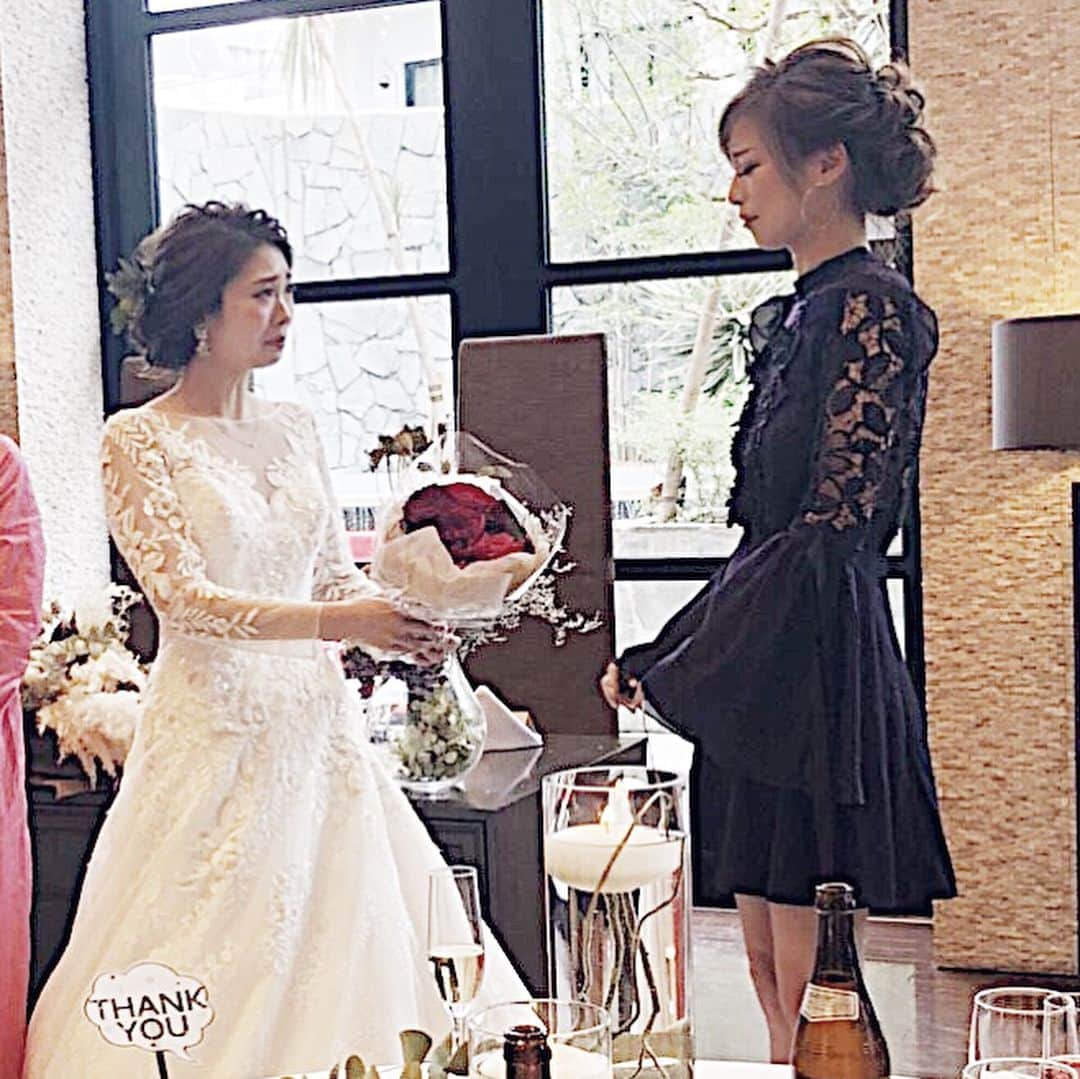 長谷川唯さんのインスタグラム写真 - (長谷川唯Instagram)「・ ・ 妹の結婚式は一言、ただ最高でした。写真もたくさんUPしていくのでお付き合いお願いします❤︎ ・ ・ すごく嬉しいサプライズあり涙がとまらなかった。。ブーケトスがあるって思ってて、親友達は私が受け取れたらいいなって思ってたらしくってでもそれがなかったの。 ・ ・ しないんだなぁーって思ってたら披露宴のときに姉2人まえに呼ばれて行ったら、、、 ・ ・ 司会の方が『妹さんからお姉さんにブーケがあります』って言われ妹に一番幸せになってもらいたいのはお姉ちゃん、幸せになってねって言われた瞬間、泣き崩れた。 ・ ・ 人想いな妹。心からのんが妹でよかったなって改めて思った。三姉妹はすごく仲が良い！2人はわたしの宝物。 ・ ・ これから先もずーっとずっと仲良しな三姉妹でいようね！この日の記憶は一生私の中にいるよ。ありがとう。 ・ ・ #family #familyphoto #sister #sisterwedding #happywedding #love #wedding #happy #結婚式 #ブーケ」5月4日 23時47分 - yuihasegawa