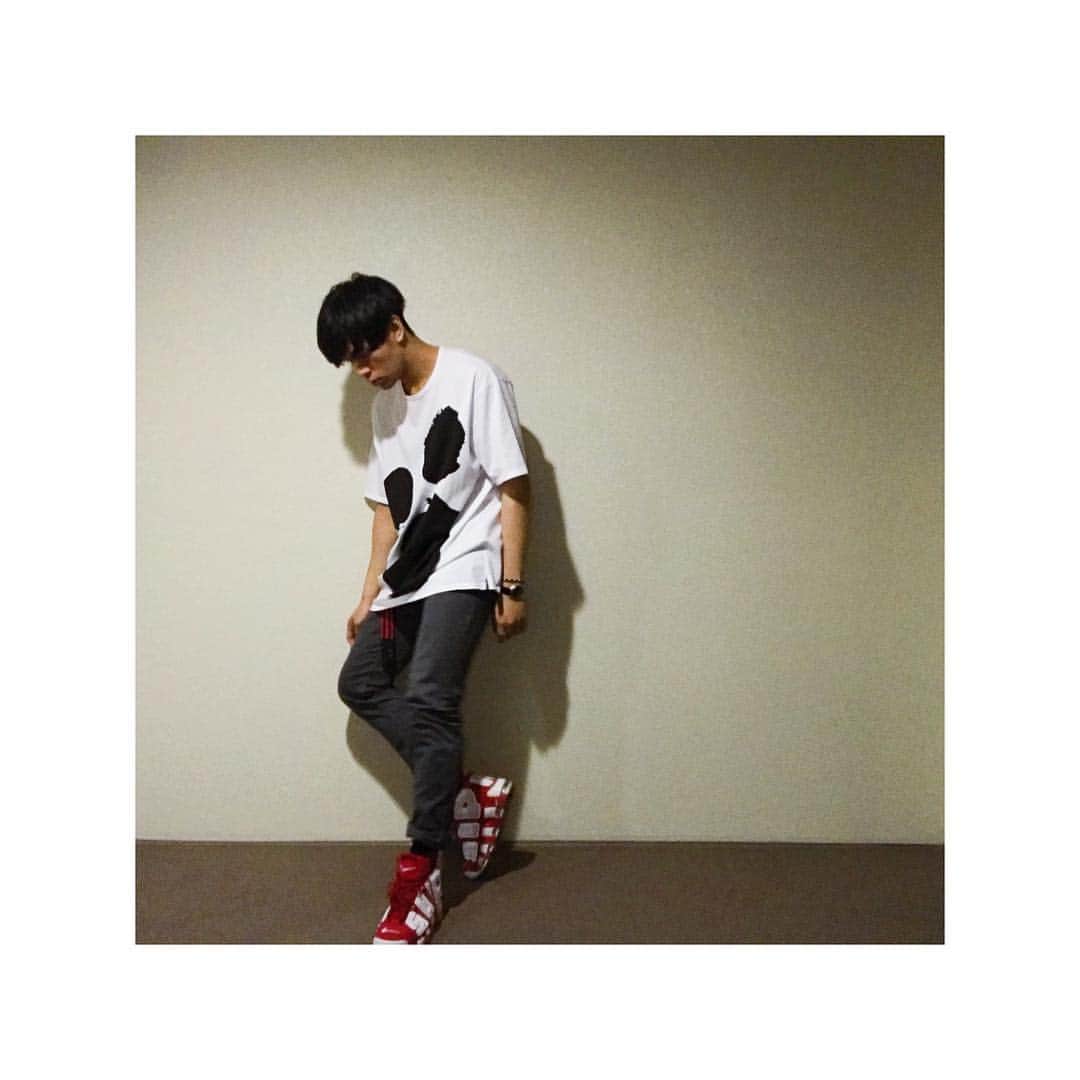 古谷大和のインスタグラム：「27歳。 たくさんの方々に支えられていると実感する日々です。 いつもありがとうございます。  これからも宜しくお願いします。  #hbd #instaphoto #outfit #久しぶり #椅子壊れた #これからは椅子なしで」