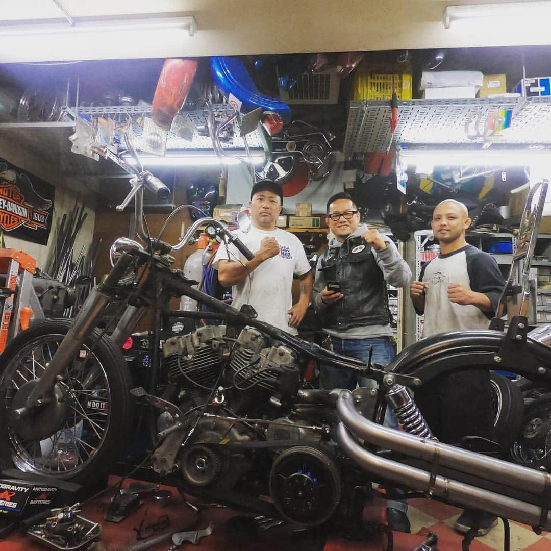 のインスタグラム：「SHOP SAM'Sへお邪魔してきました(^^)ライザーバッグをゲット！弟子の倉本君はSHOOTOGYM東京で一緒に練習していて5月13日に修斗で試合！ やってくれるでしょう！！！ #sams #harleydavidson #高谷裕之#gopro#gopro6black」
