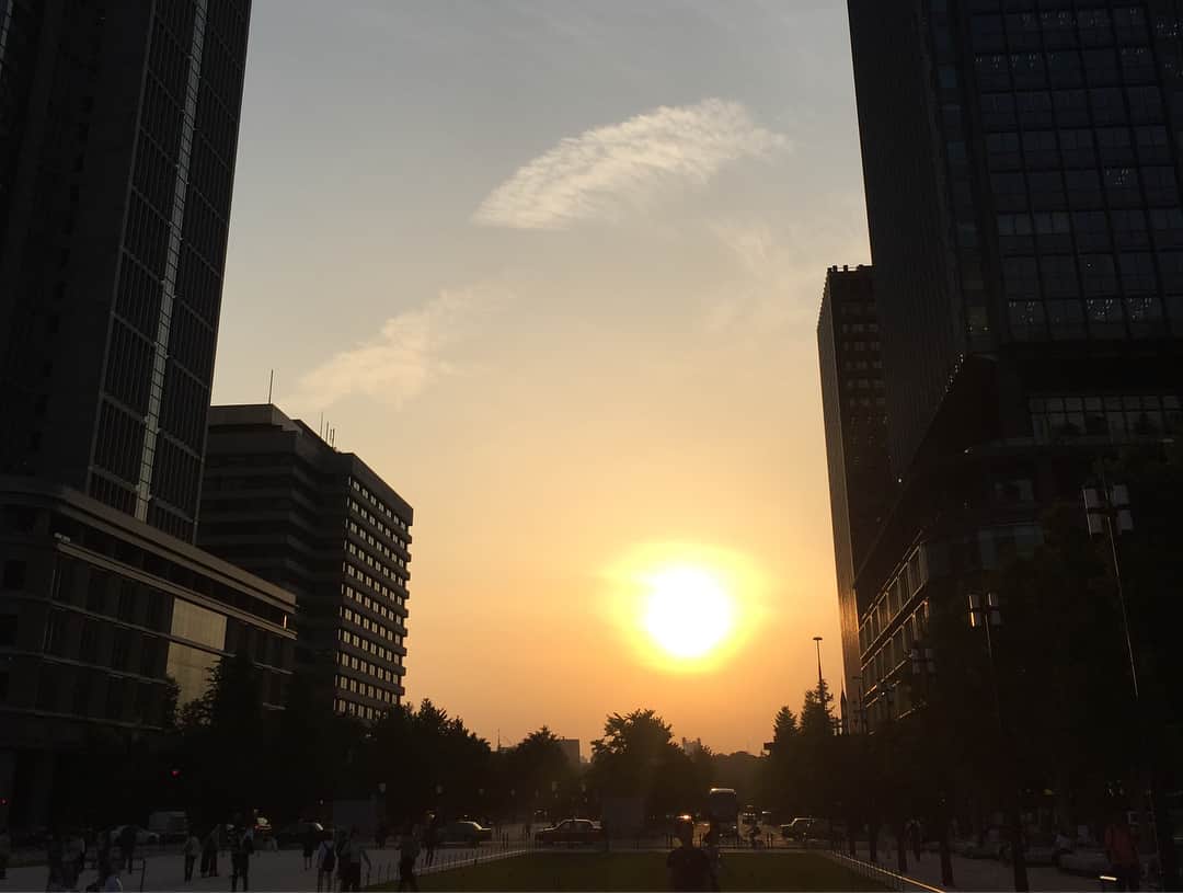 須黒清華さんのインスタグラム写真 - (須黒清華Instagram)「とっても綺麗だった、ある日の東京駅。 月と太陽。 しばらくうっとりしてしまいました… さ、今日もWBS頑張ります(^^) #東京駅 #満月 #フォトジェニックな場所  #WBS #ワールドビジネスサテライト」5月4日 14時44分 - sayaka_suguro