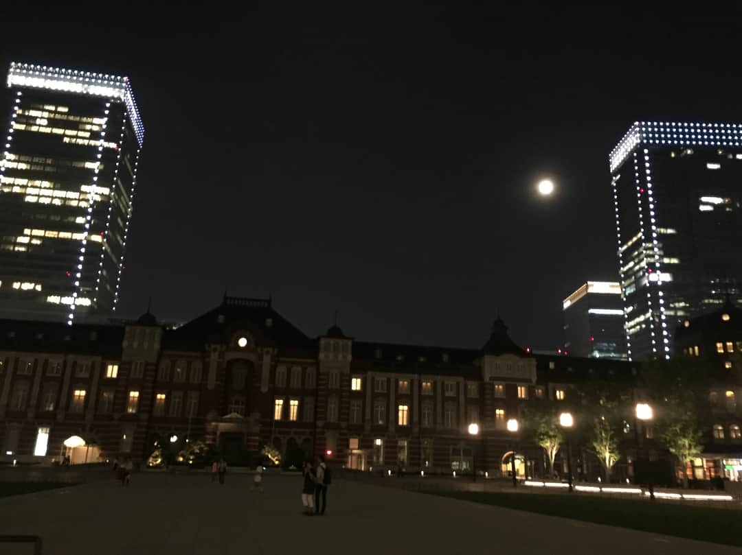 須黒清華のインスタグラム：「とっても綺麗だった、ある日の東京駅。 月と太陽。 しばらくうっとりしてしまいました… さ、今日もWBS頑張ります(^^) #東京駅 #満月 #フォトジェニックな場所  #WBS #ワールドビジネスサテライト」