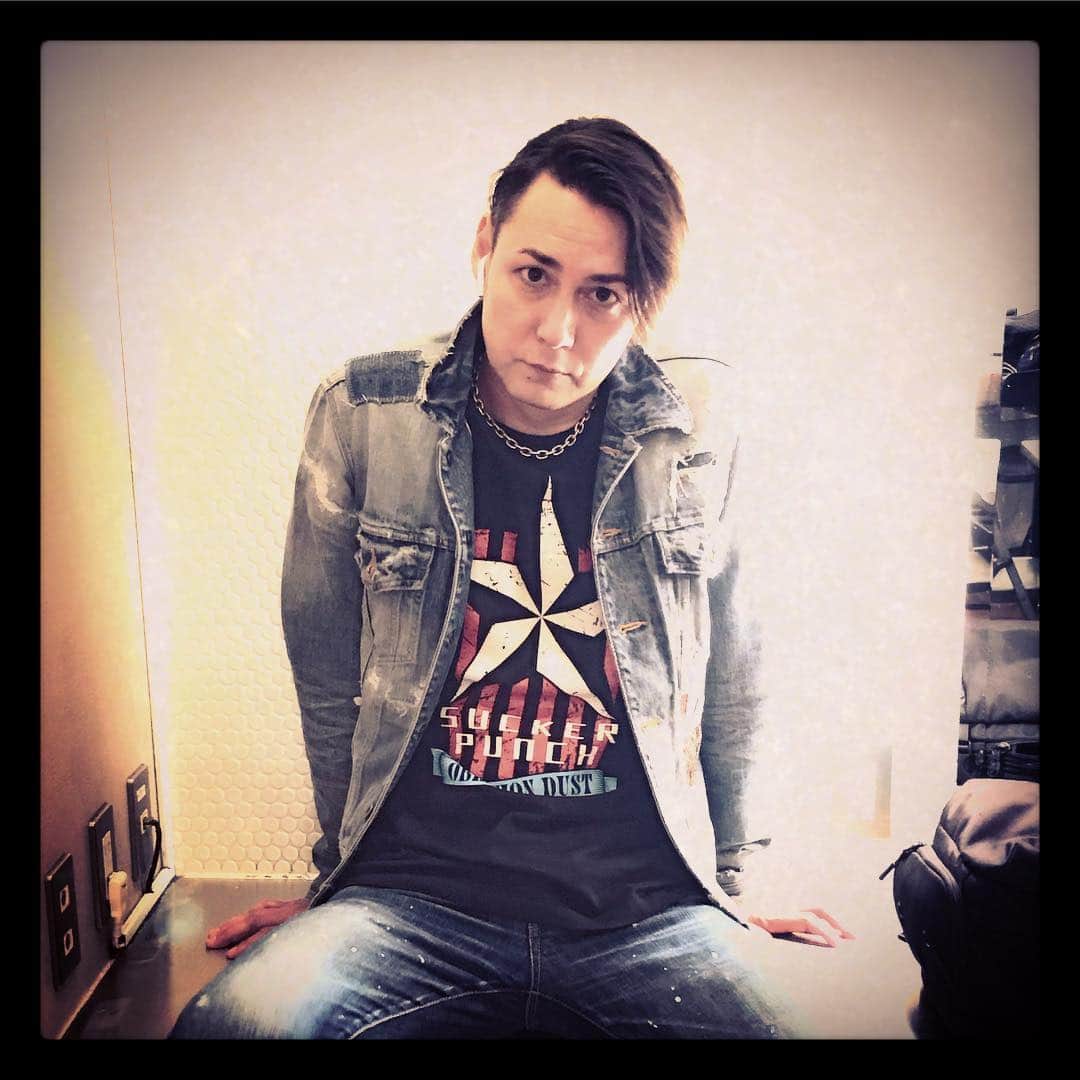ケン・ロイドのインスタグラム：「新しいOD Tシャツはこういう感じで着てもらえるように作りました。 ジャケットはアーリーの私物。別売りです。  New OD shirt. Designed to be worn as such. Arly’s Jacket not included.  #OblivionDust」