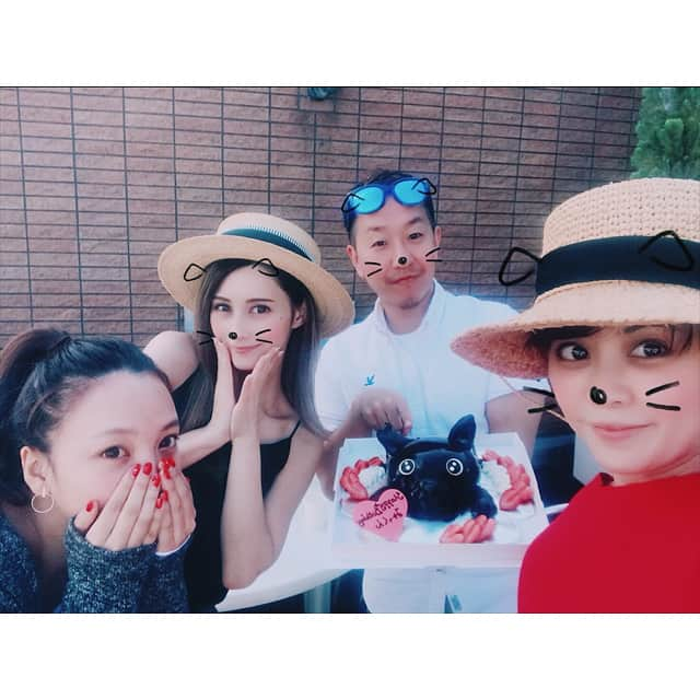 ダレノガレ明美さんのインスタグラム写真 - (ダレノガレ明美Instagram)「みんなで私の家でBBQ💐 からのみっくんHB🎈🎈 ケーキはみっくんの家のリオくん🕊 みっくんおめでとう❤️ 92会大好き❤️ @kitt.official  さんありがとございます🕊」5月4日 16時09分 - darenogare.akemi