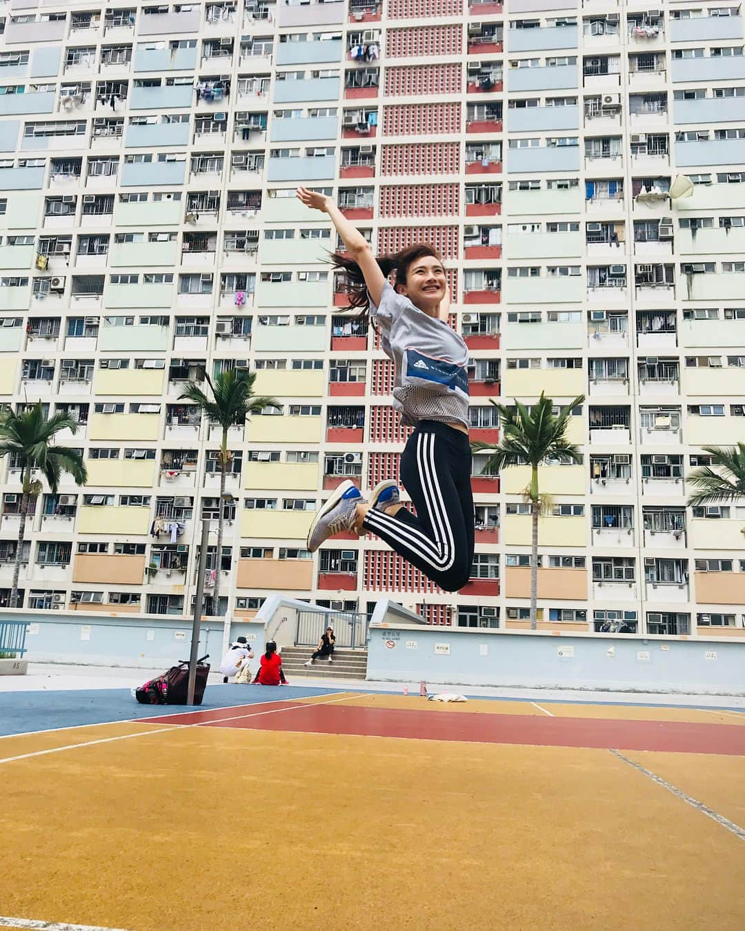 湯田友美さんのインスタグラム写真 - (湯田友美Instagram)「Rainbow apartment 😍🌈 香港の壁とアパート巡りにハマってます。笑 ・ #hongkong #choihung #choihung🌈 #choihungestate #rainbow #rainbow_wall #wall #apartment #discoverhongkong #running #jump #香港 #香港旅 #散歩 #旅好き #ランニング #ラン旅 #虹彩 #🌈」5月4日 16時46分 - yudatomomi