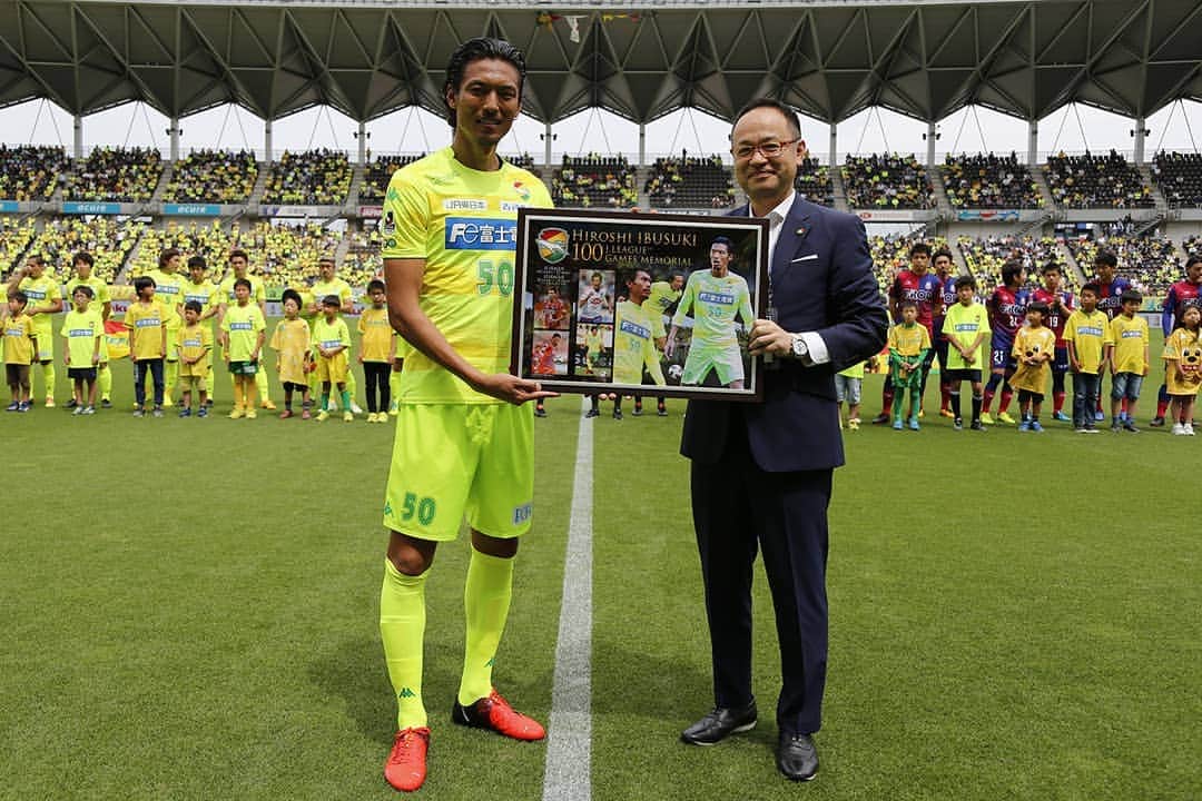 指宿洋史のインスタグラム：「いつも応援ありがとうございます。  Ayer he llegado cien partidos en J-league. Muchisimo gracias a todo aficion, la gente de club, mi familia, mi mujer, mi amigos... #jleague #100試合 #jリーグ」