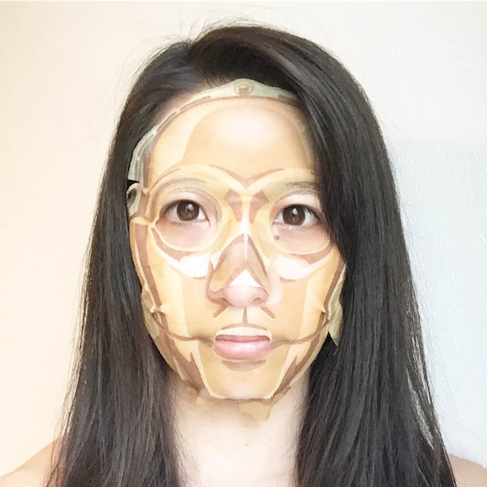 矢部あやのインスタグラム：「今日はスターウォーズの日だから C-3POのフェイスパックです。 ・ #facepack #facemask #designfacepack #starwars #c3po #japanesebeauty  #フェイスパック #フェイスマスク #スターウォーズ #一心堂本舗」