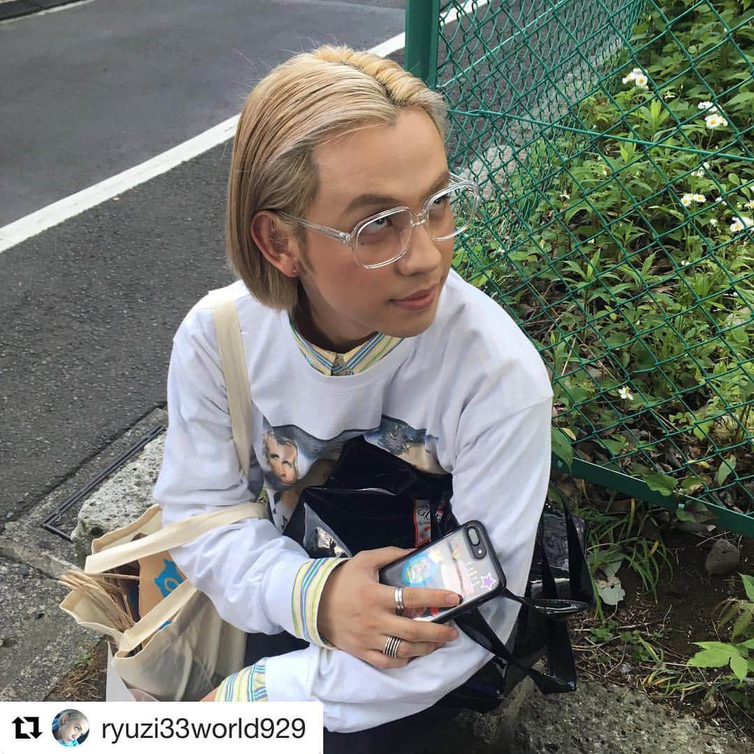 Zoff Officialのインスタグラム：「流行りのクリアフレームがお似合い💕 #りゅうちぇる  さん❣️ありがとうございます🤓❤️品番はストーリーズにて#Repost @ryuzi33world929 with @get_repost ・・・ 今日は @zoff_eyewear でクリアメガネをGET!!したよん!!🤓🌈🎶最近、ぼく真剣にかわいいクリアメガネを探してたんだけどなかなかツボなのが見つからないでいたの!! だから今日はこんなにかわいいメガネに出会えてすごくHAPPY🙌🏾🌈🦋 でも僕あんまり自分がメガネをかけるイメージが無いから恥ずかぴい!!😂💜💦かわいい役割だけでなく、空気が汚いところとか、風が強いと、目がすぐ充血して疲れてしまいがちだし、そこらへんもメガネかけたら解決してくれるかな??と思い、ぼく視力は7.0くらいあるよね??と思うくらい最高に良いんだけど、GETしました〜〜🙋🏼‍♂️🌈 そして!!一緒にこのメガネを選んでくれたのはなんと @uoza_26 敦子さん〜〜😍💜 敦子さんはZoffのPRもされていて...!! 今回色んなメガネを紹介していただきながら、選ばせてもらいました🤓🎉敦子さんとお会いさせていただくのは2回目くらいだけどきちんとお話ししたのは今日が初めて!! でもいつもインスタで拝見してるからなんとなく久しぶりな感じでした〜〜🙌🏾🌈 敦子さん、Zoffさん、ありがとうございました〜〜!!! 良い1日💜」