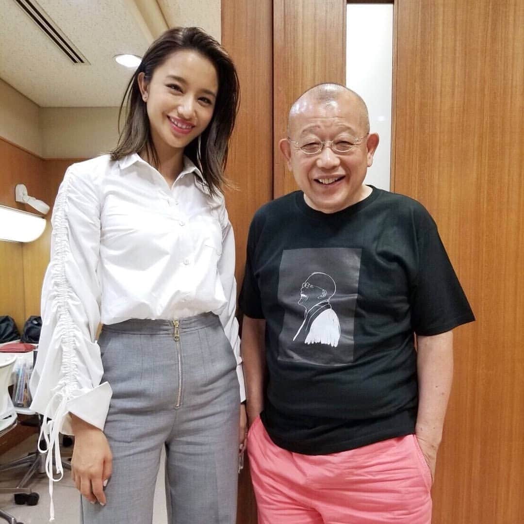 TBS「あなたには帰る家がある」のインスタグラム：「昨日はA-Studioの収録でした🎥☺ 憧れの番組に出演できて、感動😂のメアちゃんでした😆 5月11日(金)の #あな家 放送後です❗ チャンネルはそのままで…🙆 #あなたには帰る家がある #AStudio #笑福亭鶴瓶 師匠 #高橋メアリージュン #森永桃 #メアちゃん の #弟さんがデザインした #Tシャツ を #鶴瓶さん が #収録後 すぐ #着てくださいました😍」