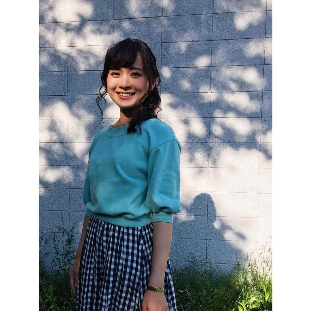 繁田美貴さんのインスタグラム写真 - (繁田美貴Instagram)「*＊ 今日は『ワタシが日本に住む理由』の収録でした。 #今日のストーリー は #衣装 の時 #こっちは #帰り際 で #私服  #トレーナー と #ウエストゴムスカート #楽ちんスタイル #木漏れ日の中で 🌿」5月4日 18時45分 - handa_miki