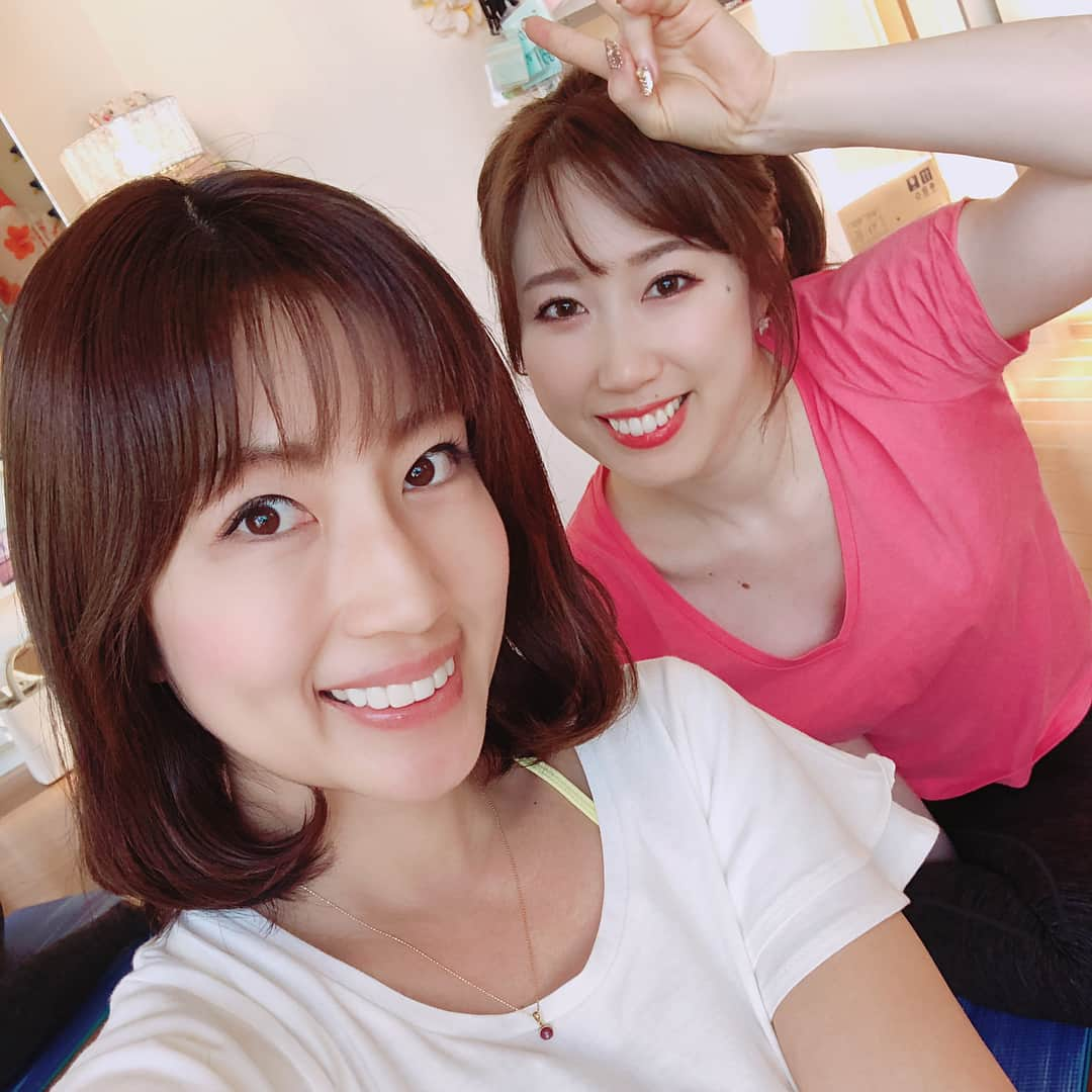 庄司ゆうこさんのインスタグラム写真 - (庄司ゆうこInstagram)「今日は朝からサンデージャポンの取材！二週連続出演させて頂くことになりました😂✨今回はまた全然違うテーマで！笑 25年間、大好きなあの方について語ります♡分かる方には分かるかな。笑 お昼はバーベキュー行って、またスタジオでレッスンという相変わらず予定詰め込みまくり😂バーベキューの写真はまたまとめてアップします🤗 今日も仕事に遊びに全力だったなぁ！！最後の写真は友達に耳ツボジュエリーしてもらったよ✨✨ #サンデージャポン#まさかの#二週連続#オファー#ポジティブスターヨガ#庄司ゆうこ#ゴールデンウィーク#仕事盛り沢山#有り難い#耳ツボジュエリー#耳ツボダイエット#5枚目の写真は#今回の報道で#来てくれた#女の子たち#予約殺到中」5月4日 21時00分 - yuko.shoji