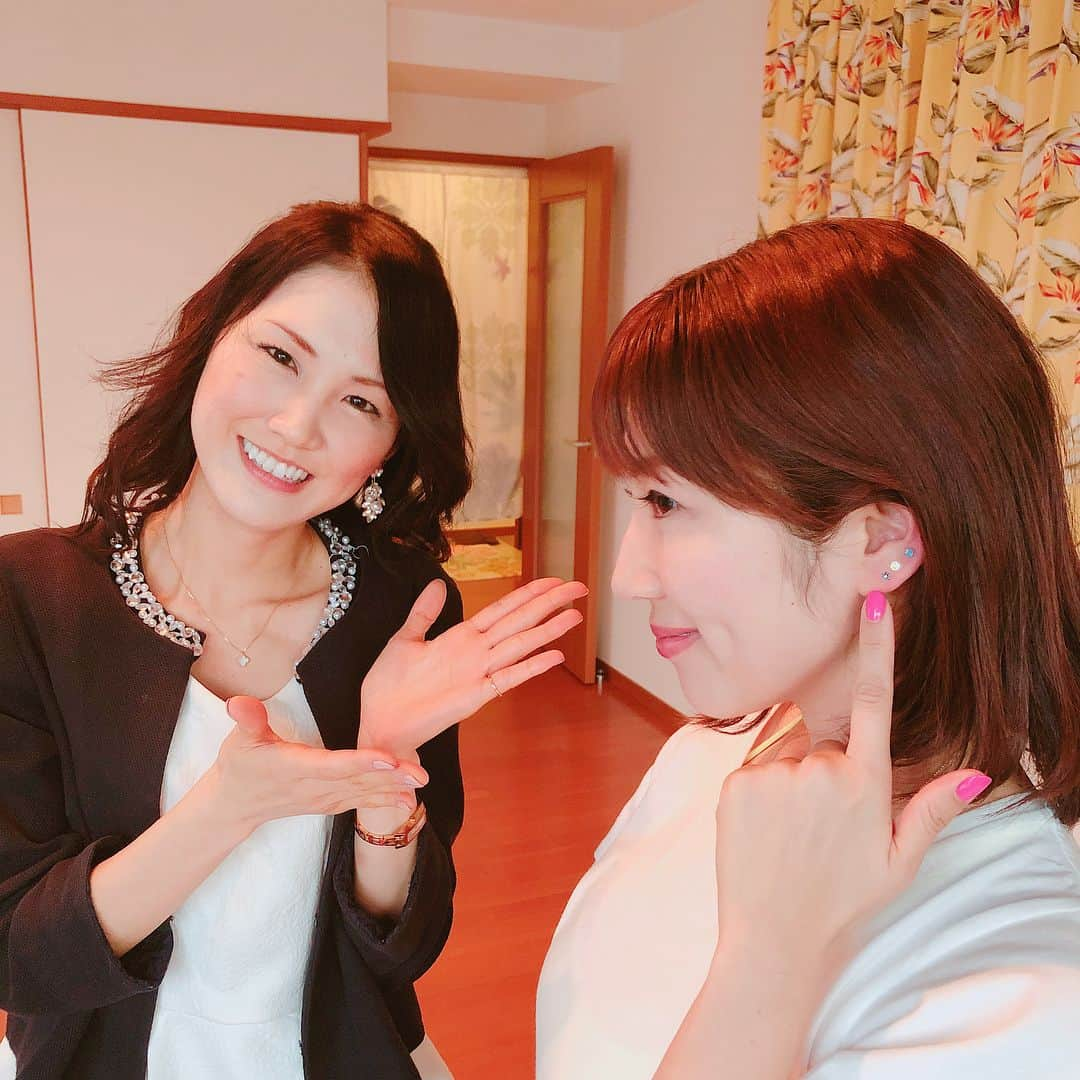 庄司ゆうこさんのインスタグラム写真 - (庄司ゆうこInstagram)「今日は朝からサンデージャポンの取材！二週連続出演させて頂くことになりました😂✨今回はまた全然違うテーマで！笑 25年間、大好きなあの方について語ります♡分かる方には分かるかな。笑 お昼はバーベキュー行って、またスタジオでレッスンという相変わらず予定詰め込みまくり😂バーベキューの写真はまたまとめてアップします🤗 今日も仕事に遊びに全力だったなぁ！！最後の写真は友達に耳ツボジュエリーしてもらったよ✨✨ #サンデージャポン#まさかの#二週連続#オファー#ポジティブスターヨガ#庄司ゆうこ#ゴールデンウィーク#仕事盛り沢山#有り難い#耳ツボジュエリー#耳ツボダイエット#5枚目の写真は#今回の報道で#来てくれた#女の子たち#予約殺到中」5月4日 21時00分 - yuko.shoji