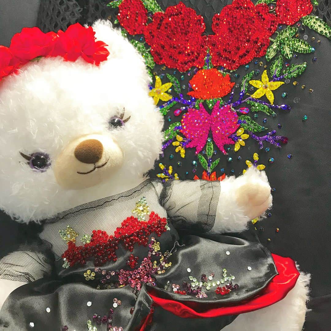本郷理華のインスタグラム：「フリーダの衣装を着たぬいぐるみ🐻 ありがとうございます！！ 毎回作ってくださってありがとうございます😆 すごく可愛くて嬉しいです✨ フリーダをイメージして花束を作ってくださったり、すごく嬉しいです😭✨ 皆様からの、暖かいお言葉１つ１つが本当に嬉しいし、頑張ろうと思えます！ありがとうございます！そしてたくさんのお花、お手紙、プレゼント🎁全てが嬉しいです😆本当にありがとうございます！ もっと良い演技をお見せできるように頑張ります👍🏻」