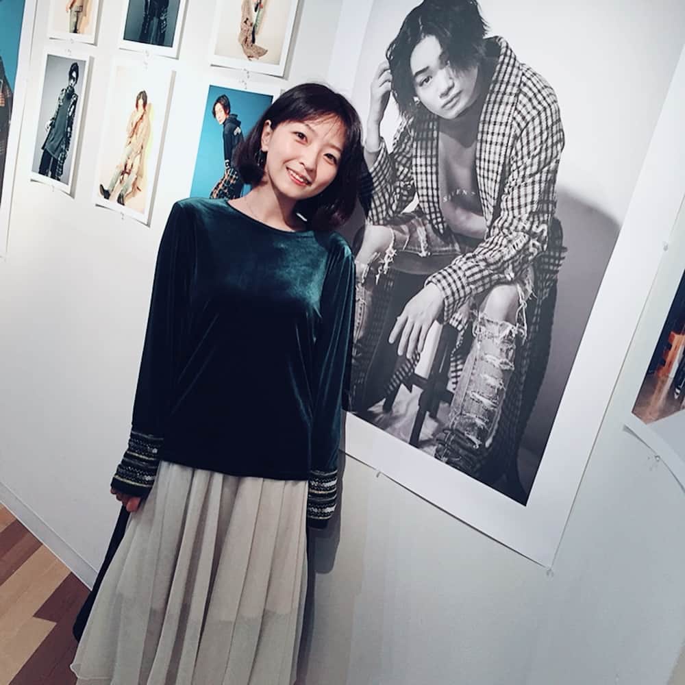 平田裕香のインスタグラム：「インスタグラムのストーリーという機能をなかなか使いこなせず、文字を打っている途中で送信しささったり、空気の読めてないスタンプが押ささったまま消せなかったりしてます。 ジョジョにジョジョに慣れていきたいので今しばし意味不明でもご笑納くださいませ。  さてさて。 昨日はみどりの日。 #代官山 の#写真作品展 &アパレルPOP UP SHOPへ行ってきました。  #植野堀誠 くんがデザインしているブランドのお洋服を購入。 #みどりの日 にちなんだわけではないですが、緑色のお洒落なデザインのおしゃ服とカジュアルな黒のパーカーを。 普段、自分ではなかなか選ばないお洋服をこうした機会に挑戦してみると、世界と自分の手を伸ばせる幅が広がって楽しくなりますね。  写真も、知っている役者さんの知らない空気感や雰囲気の瞬間が収められてて、写真ってものが改めて好きになりました。  あえての#鳥越裕貴 さんのパネルの前でパチリ。  #文字数制限 がないから、#日記 のように長々ダラダラ書いてしまうよ。 #北海道弁 #SEVENSINS」
